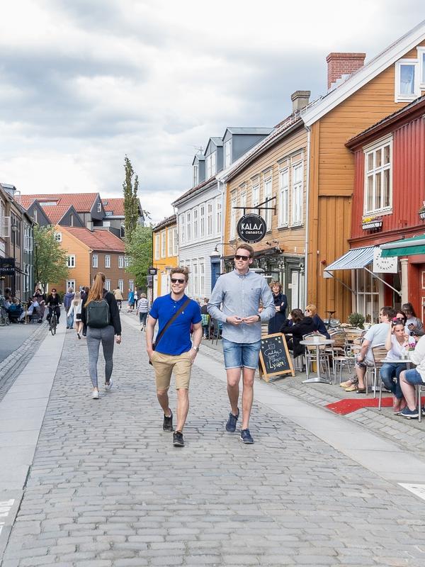 Sommeridyll på Bakklandet i Trondheim, en av Norges hippeste bydeler