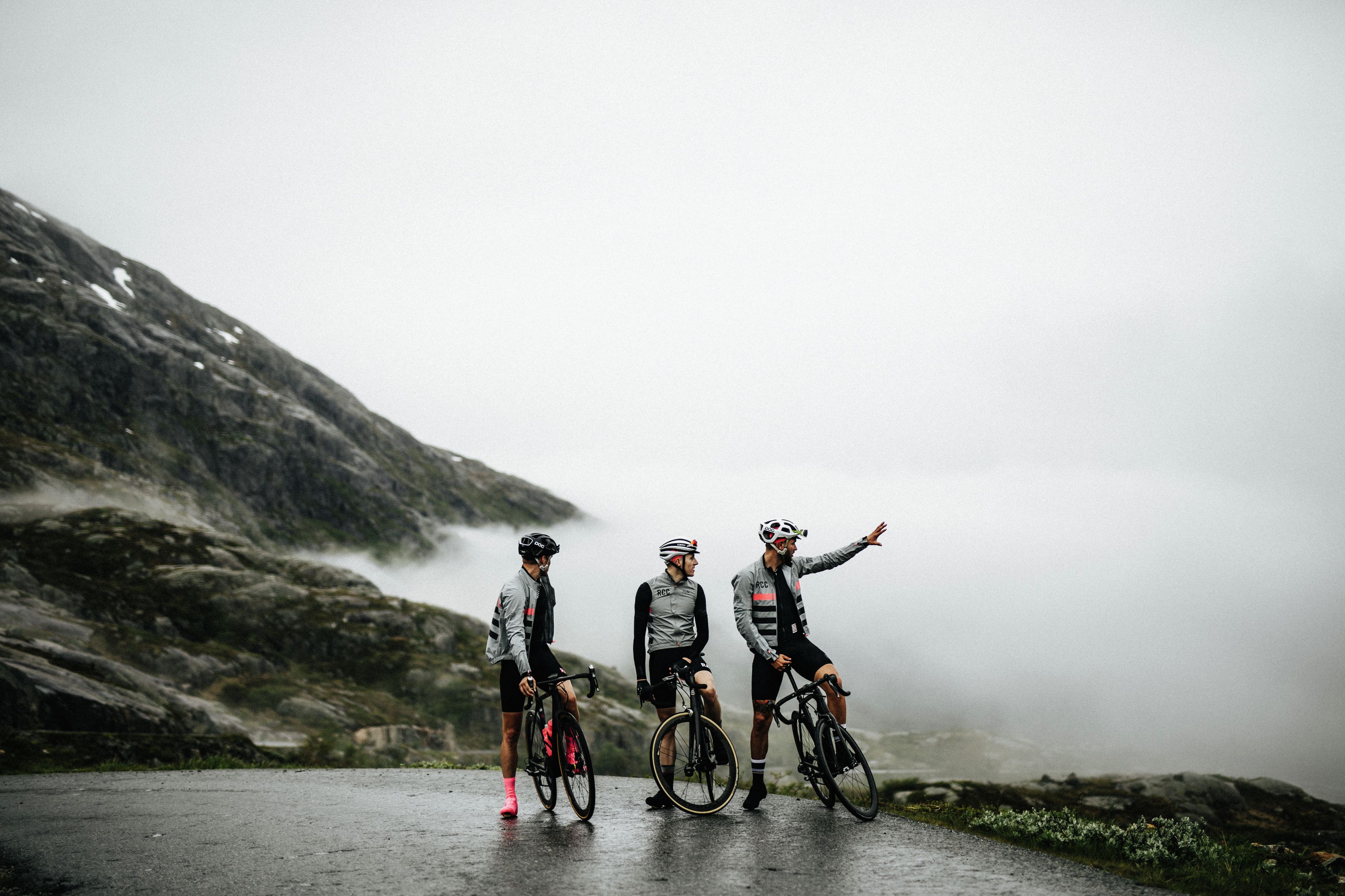 Tre cyklister en dimmig dag i Fjord Norge