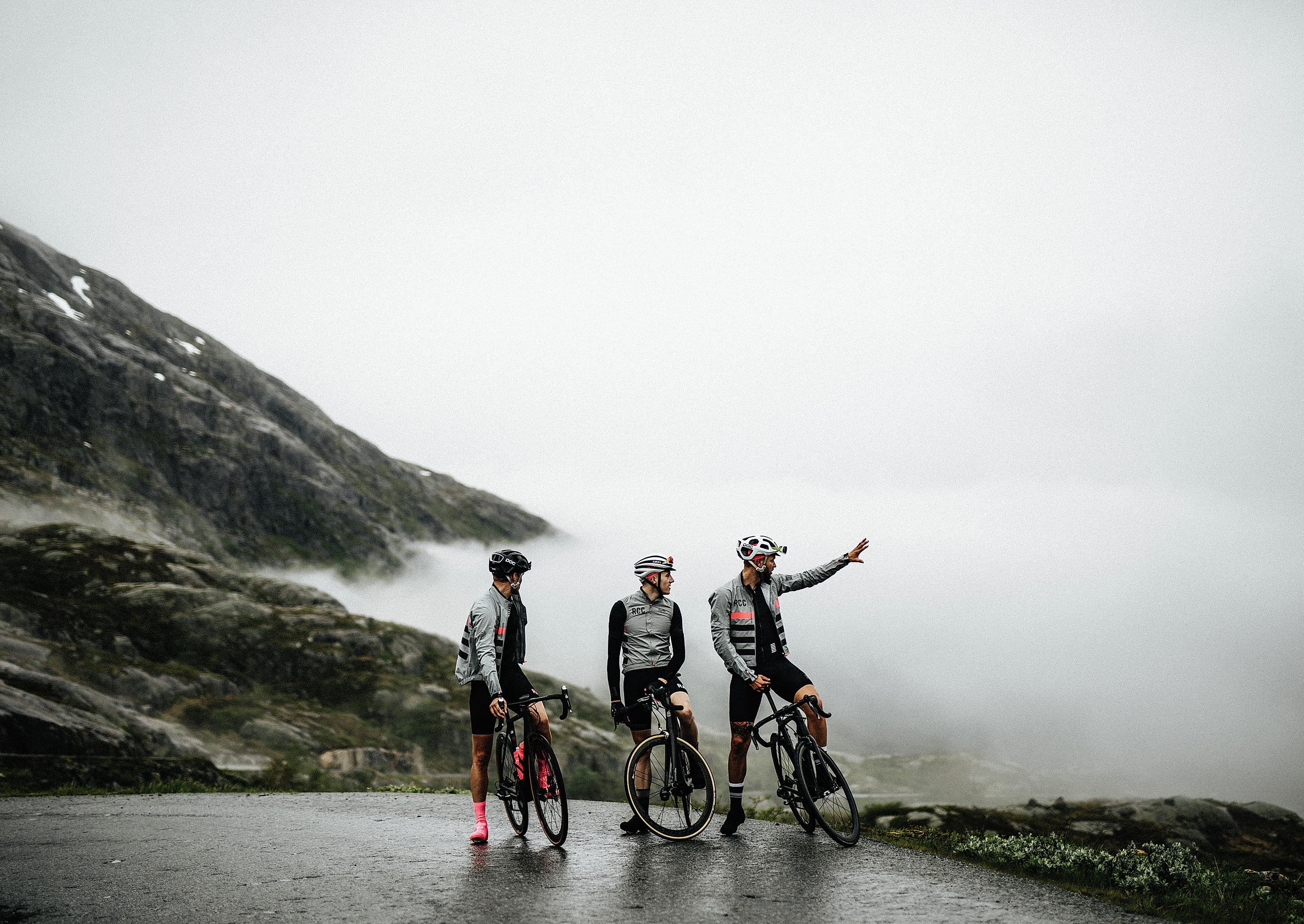 Tre cyklister en dimmig dag i Fjord Norge