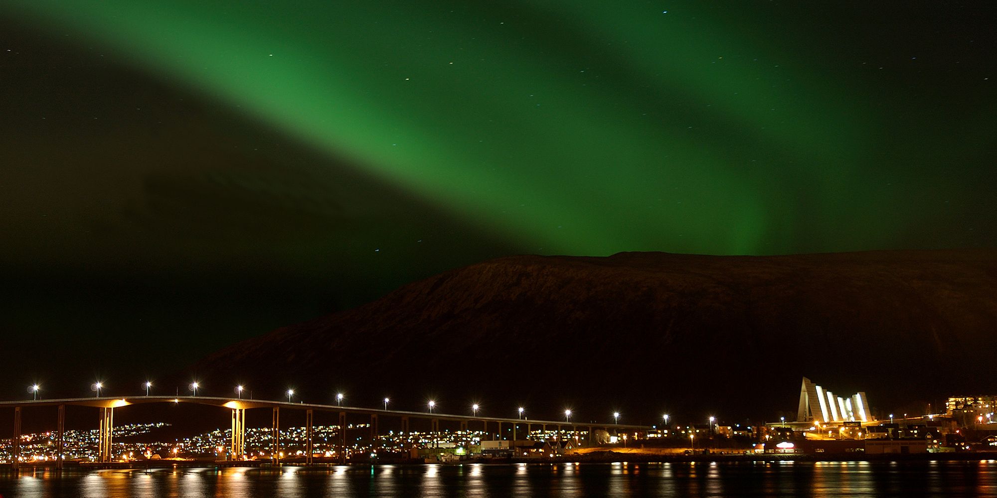 Nordlys over Tromsøbrua i Tromsø