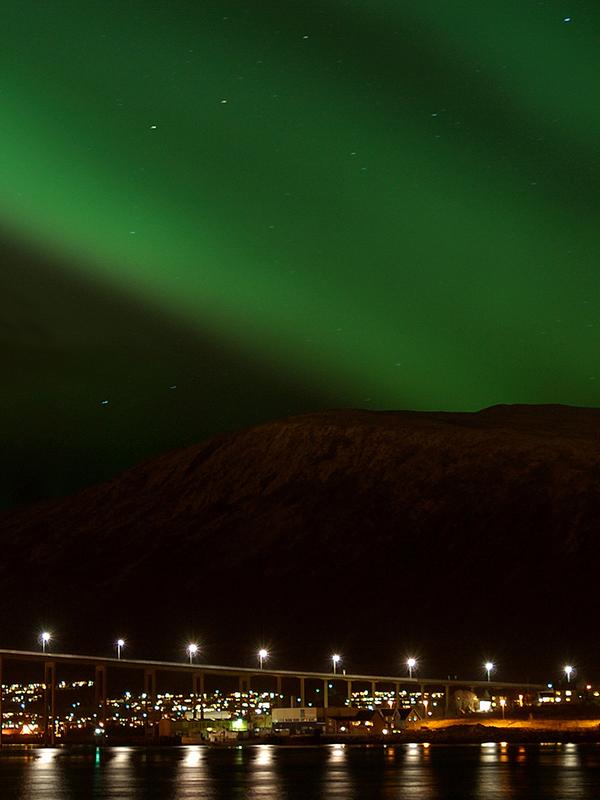 Nordlys over Tromsøbrua i Tromsø