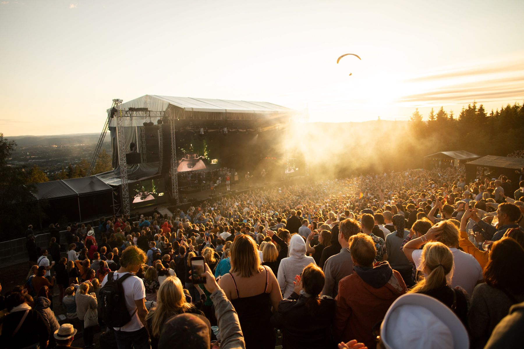 Ett musikband som uppträder framför en stor publik på musikfestivalen OverOslo i Grefsenkollen i Oslo, Østlandet