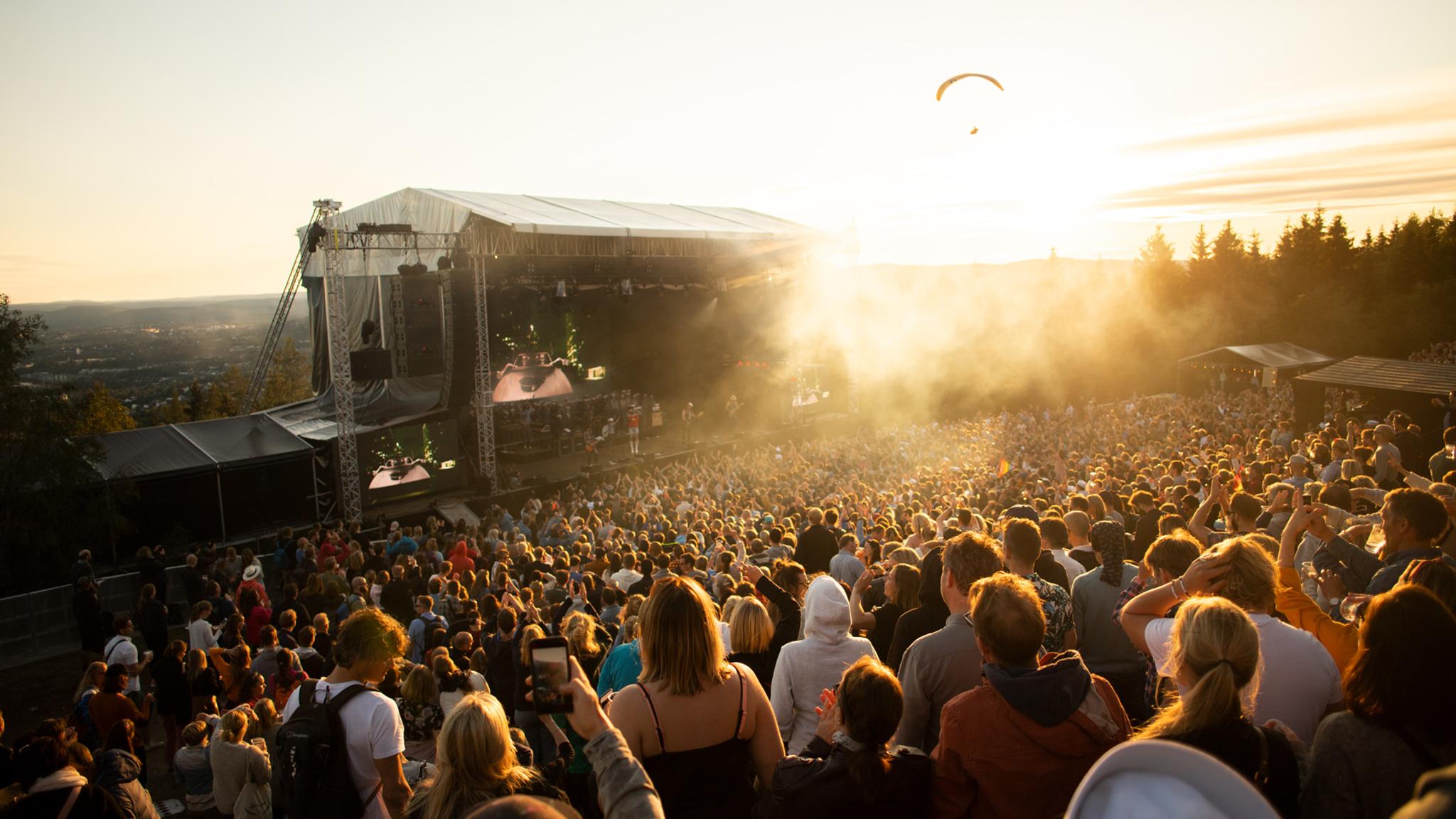Ett musikband som uppträder framför en stor publik på musikfestivalen OverOslo i Grefsenkollen i Oslo, Østlandet
