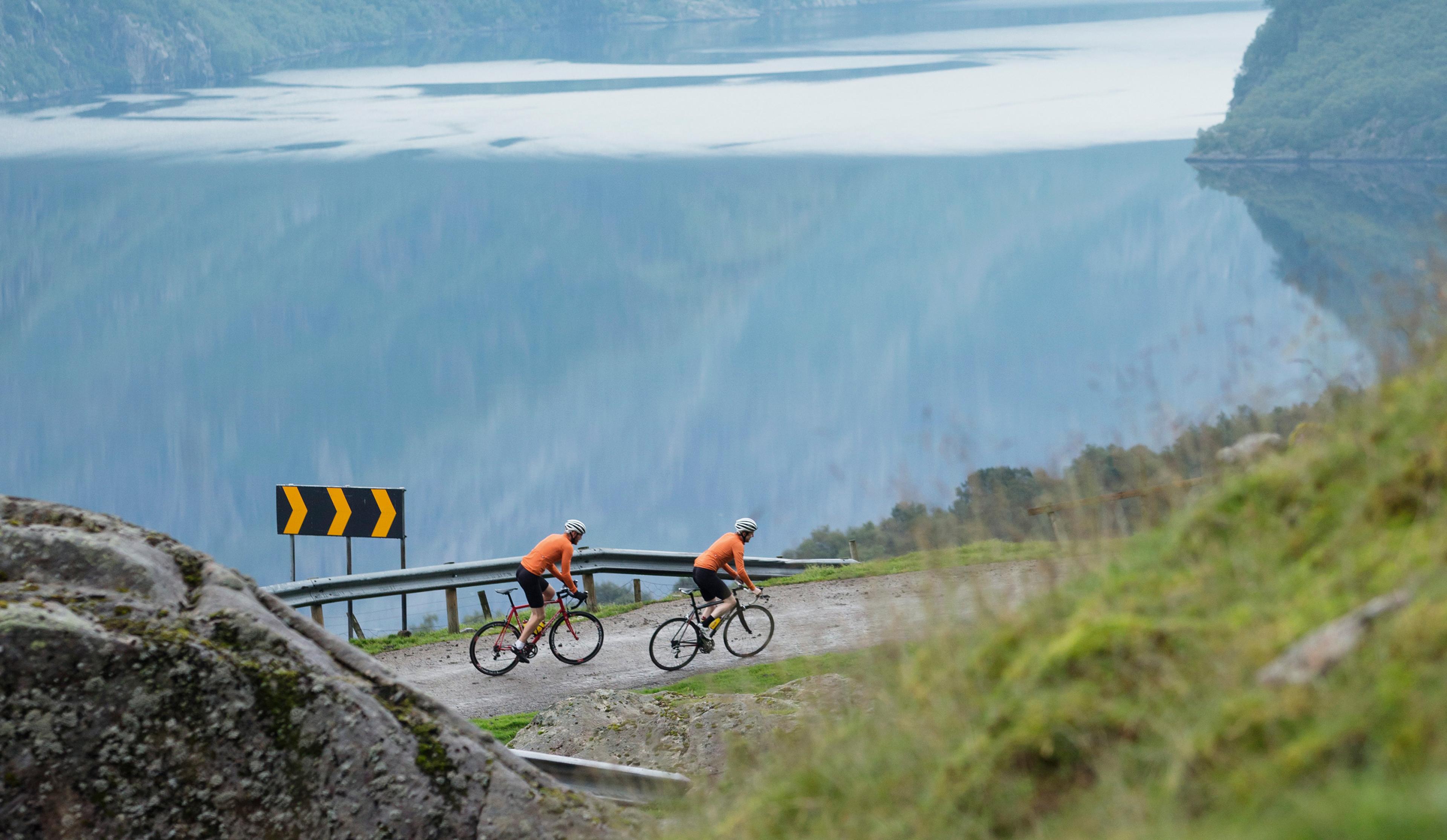To personer cykler op ad Skykula i Fjord Norge