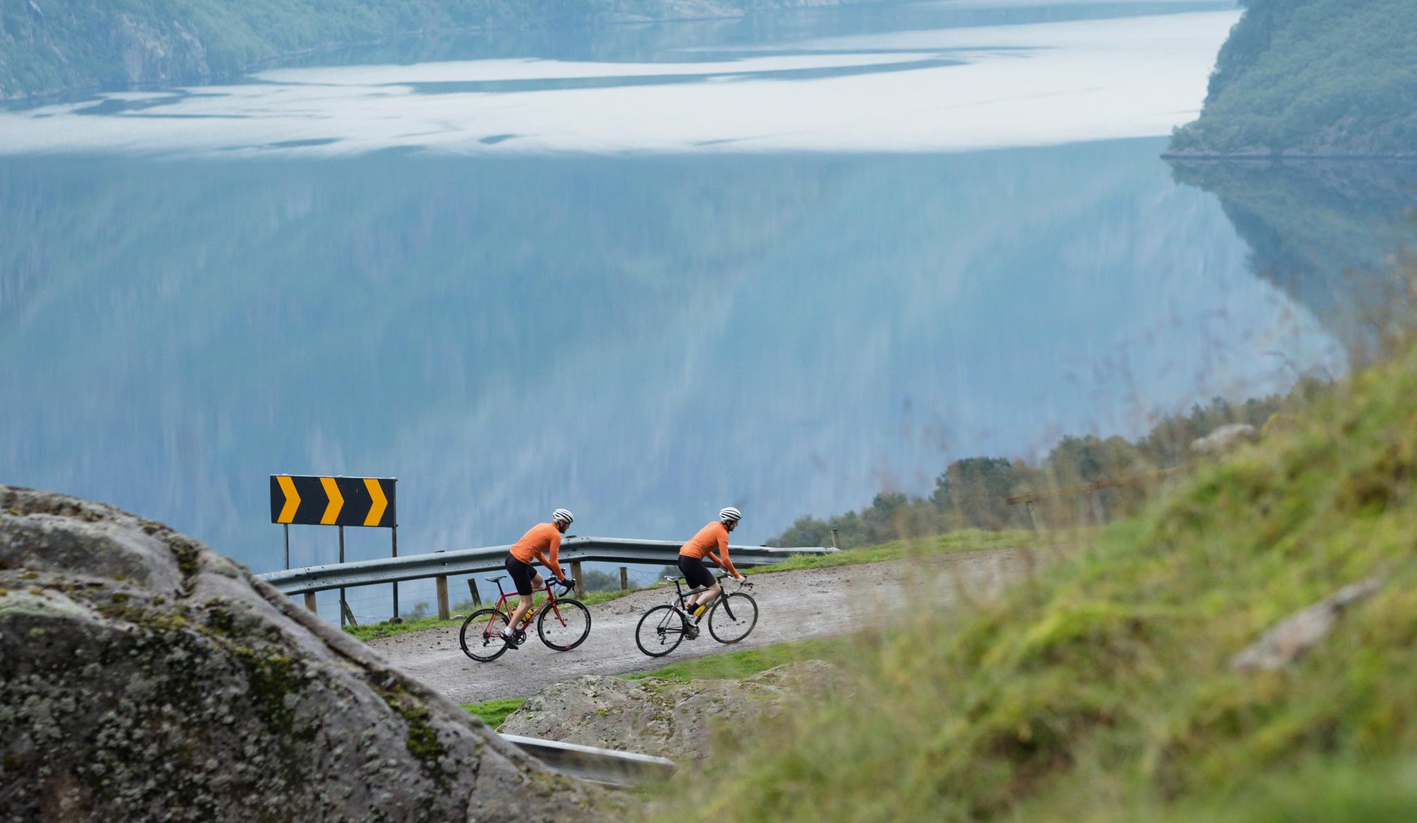 Två personer som cyklar Skykula i Fjord Norge