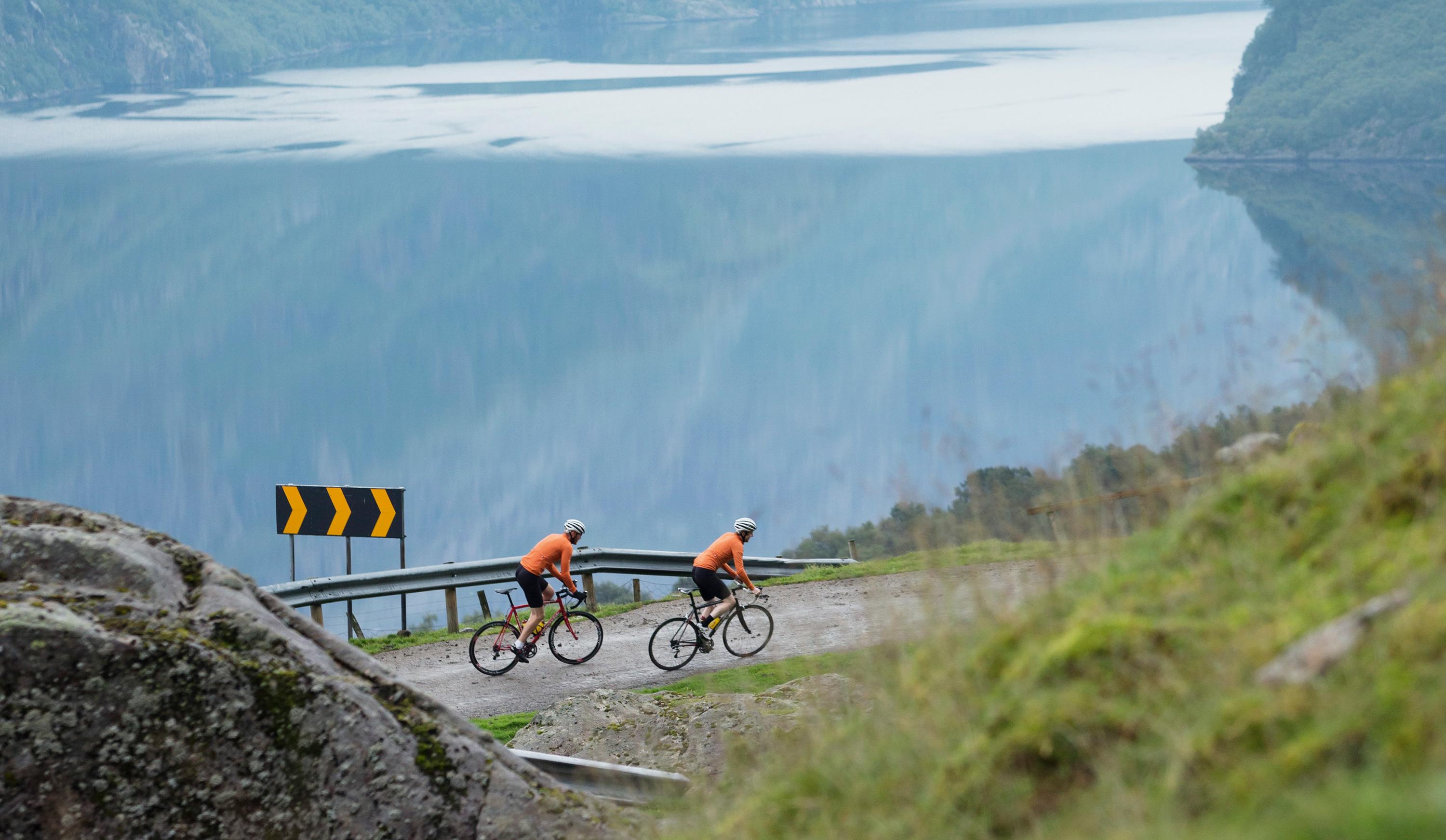 Deux cyclistes sur la route de Skykula, en Norvège des Fjords