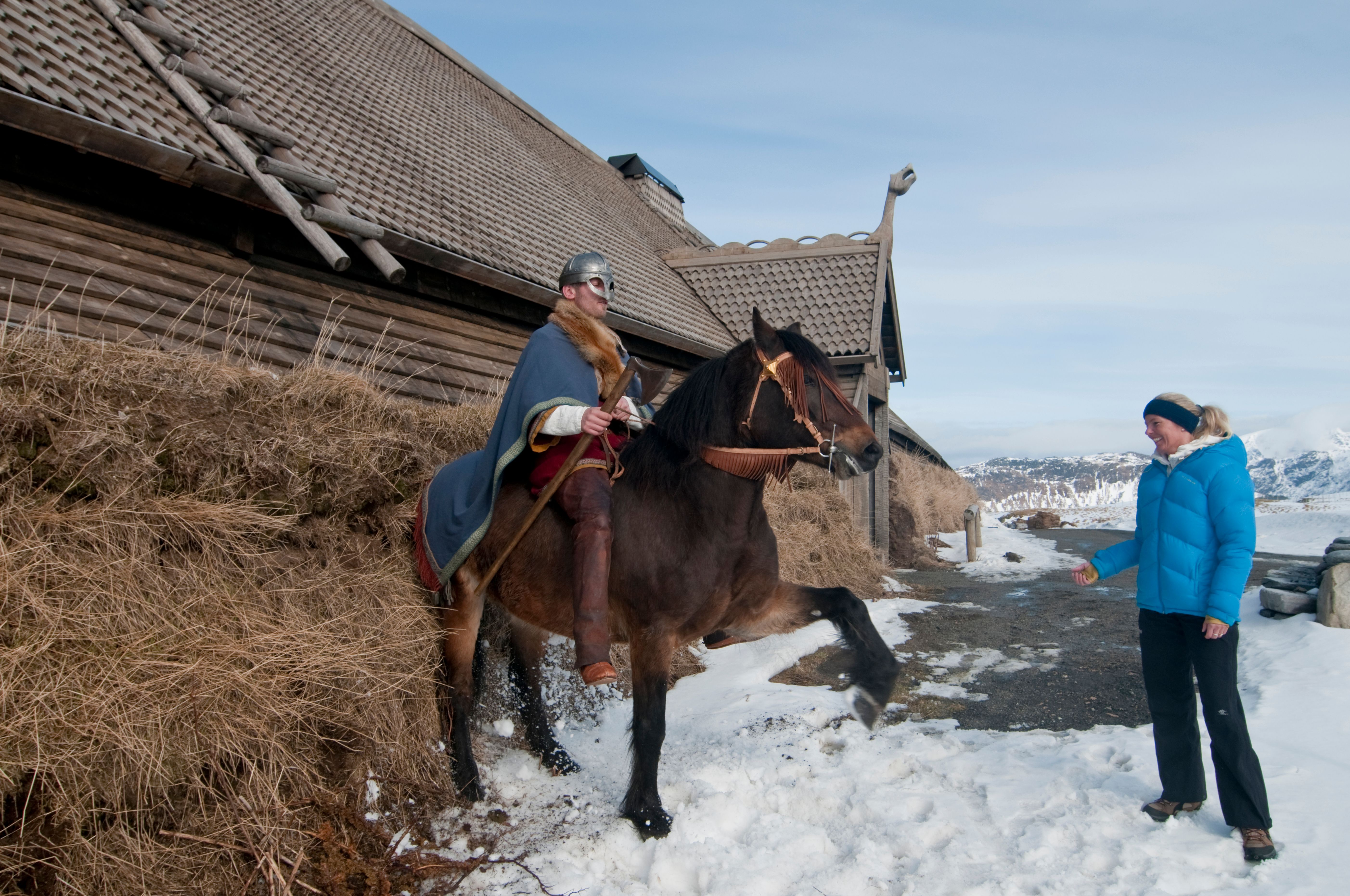 En viking til hest poserer for besøkende på Lofotr vikingmuseum i Nord-Norge