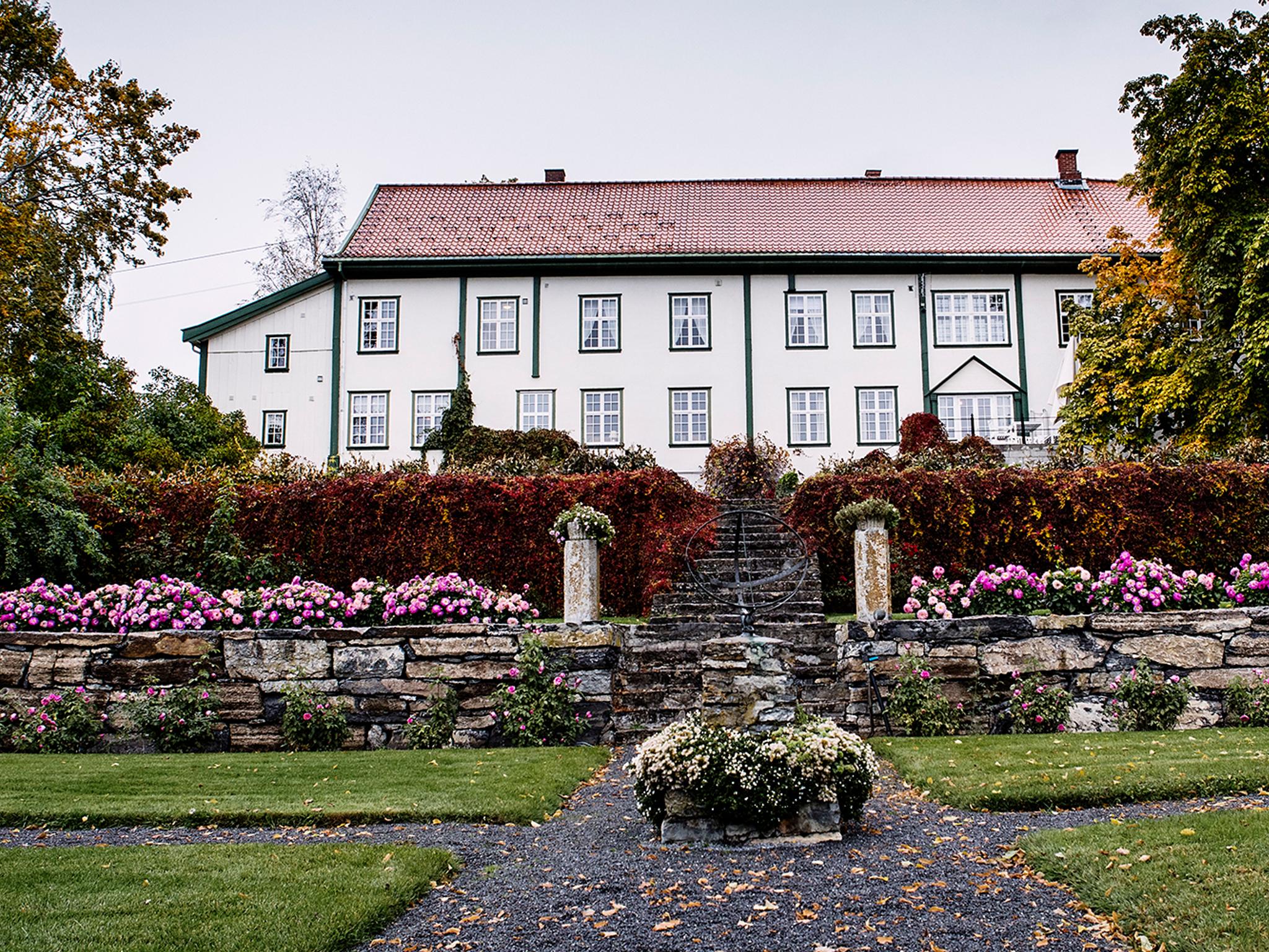Das Hauptgebäude von Hoel Gård in Ringerike, Ostnorwegen