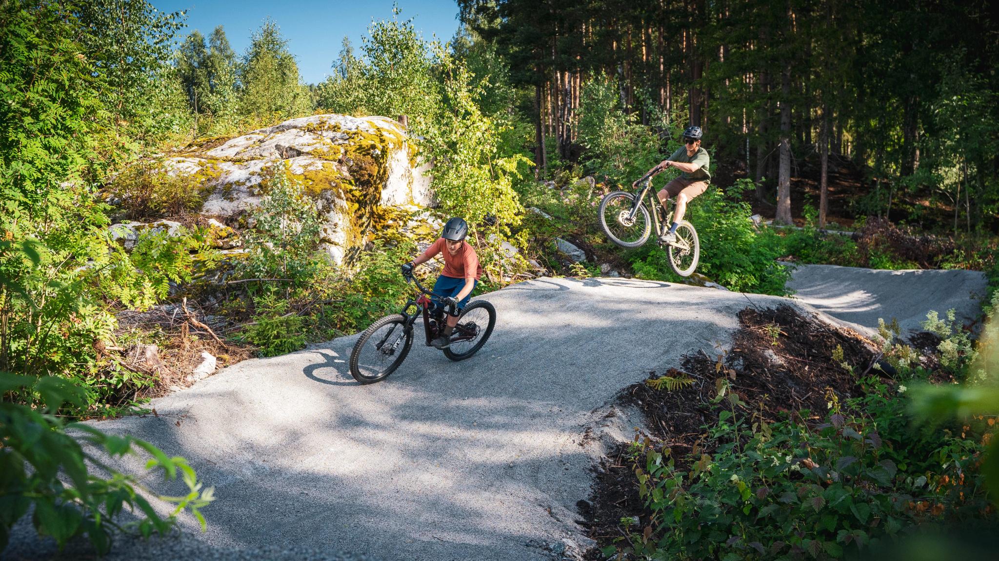 Two cyclicst in Hallingmo Stisenter, Hallingdal, Eastern Norway