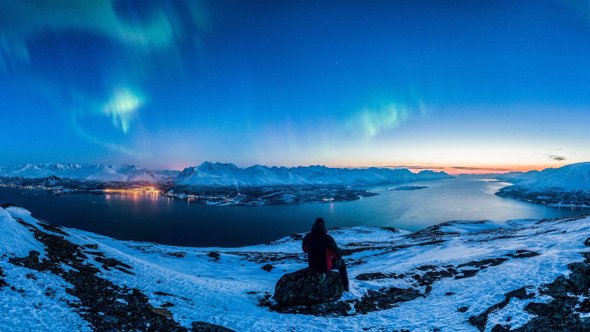 Watching northern lights in the Lyngenfjord region