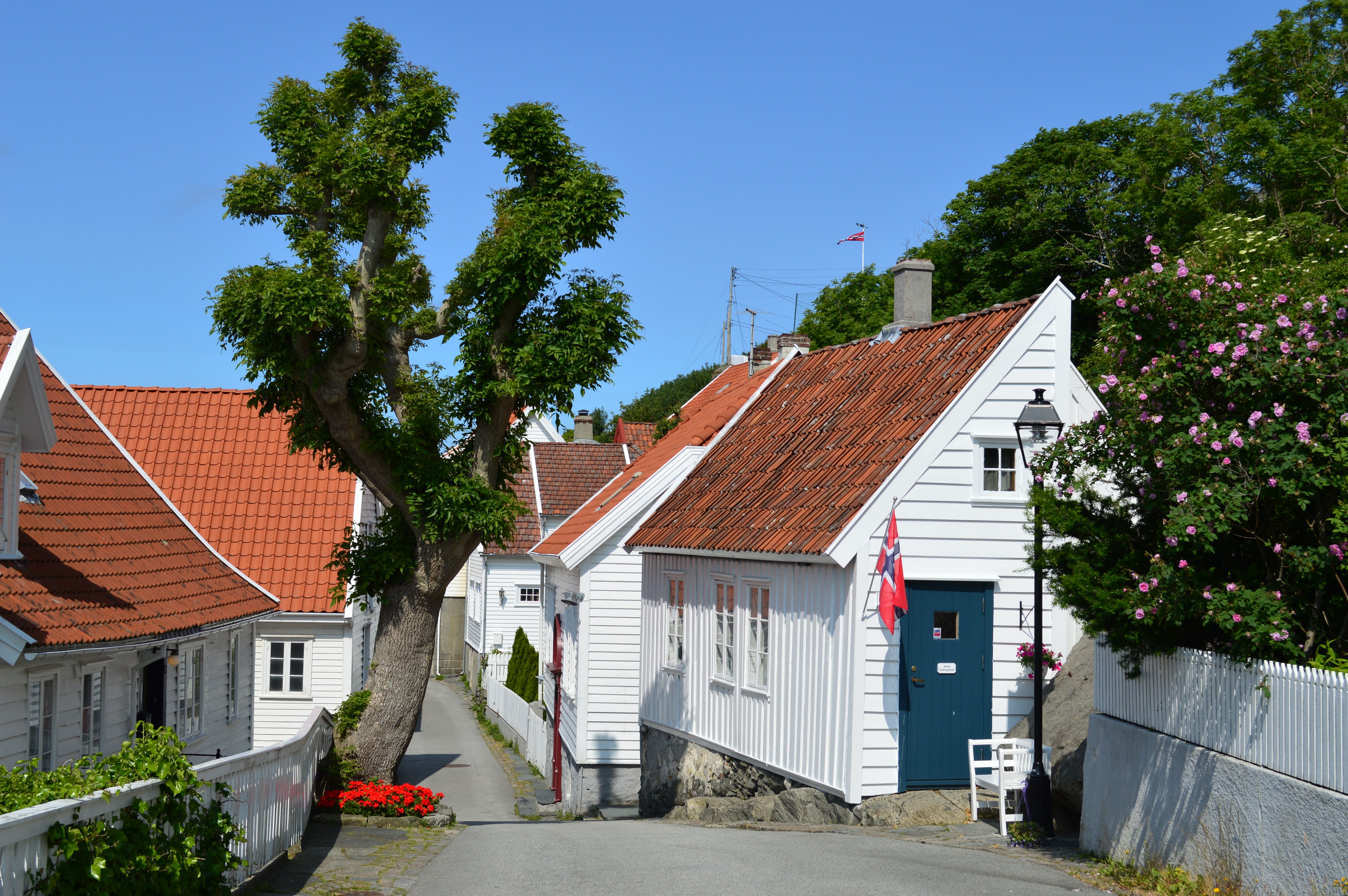 Charmiga trähus i Skudeneshavn utanför Haugesund i Fjord Norge, en kustpärla i södra Norge