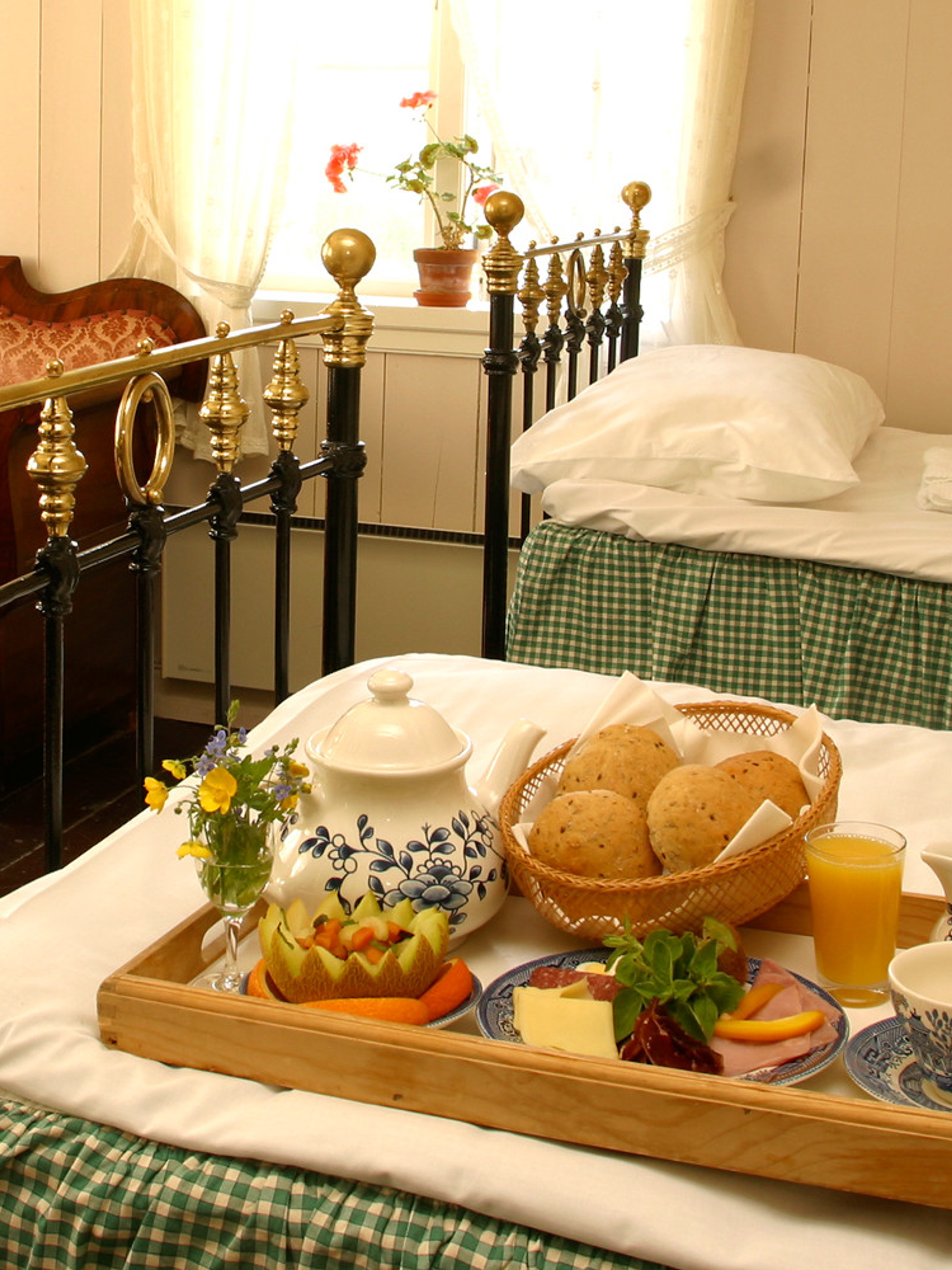 Get breakfast in bed at Baroniet Rosendal on a manorial country holiday in Norway