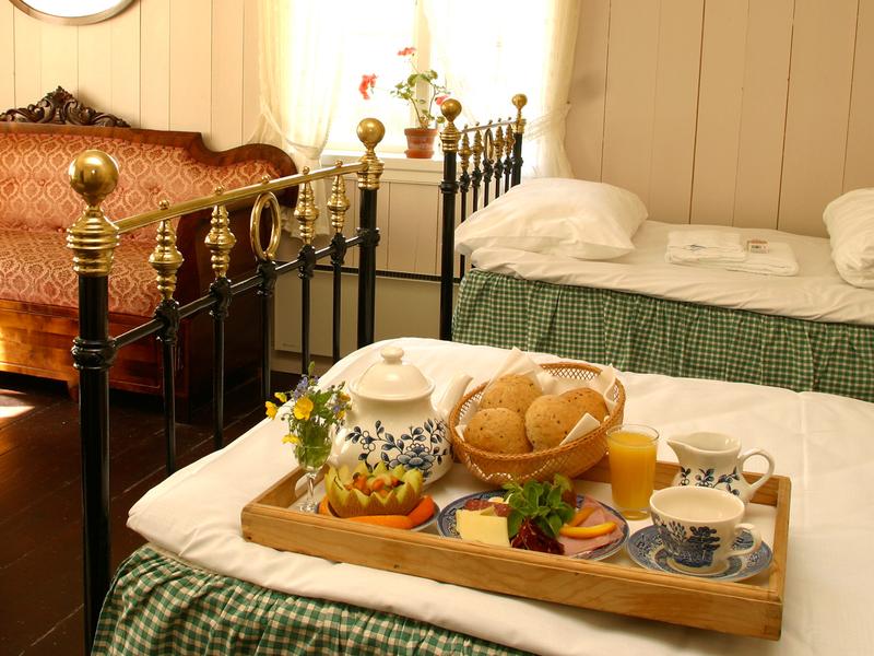 Get breakfast in bed at Baroniet Rosendal on a manorial country holiday in Norway
