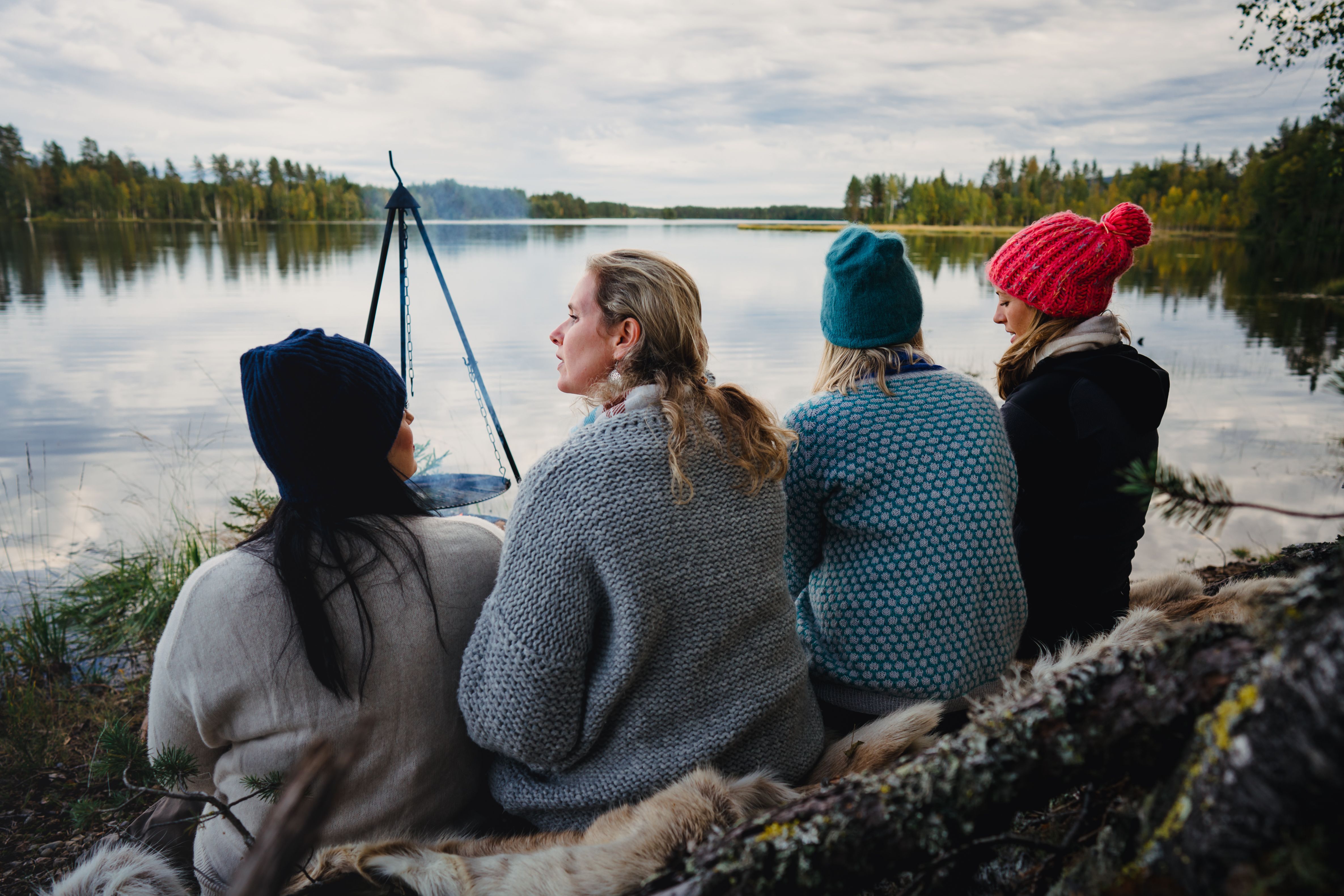 Fire kvinder slapper af ved søen i Finnskogen, Østlandet i Norge