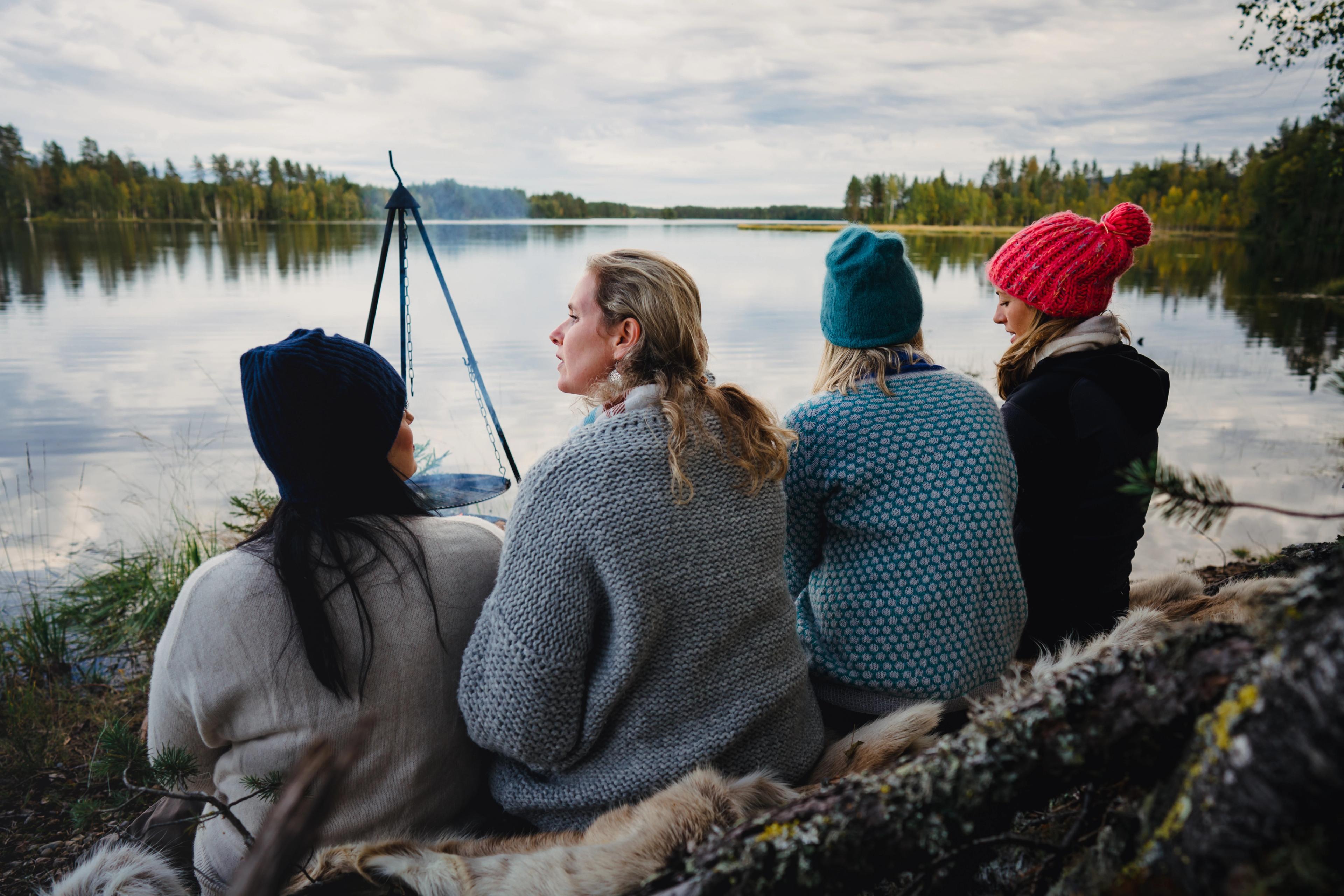 Fire kvinder slapper af ved søen i Finnskogen, Østlandet i Norge