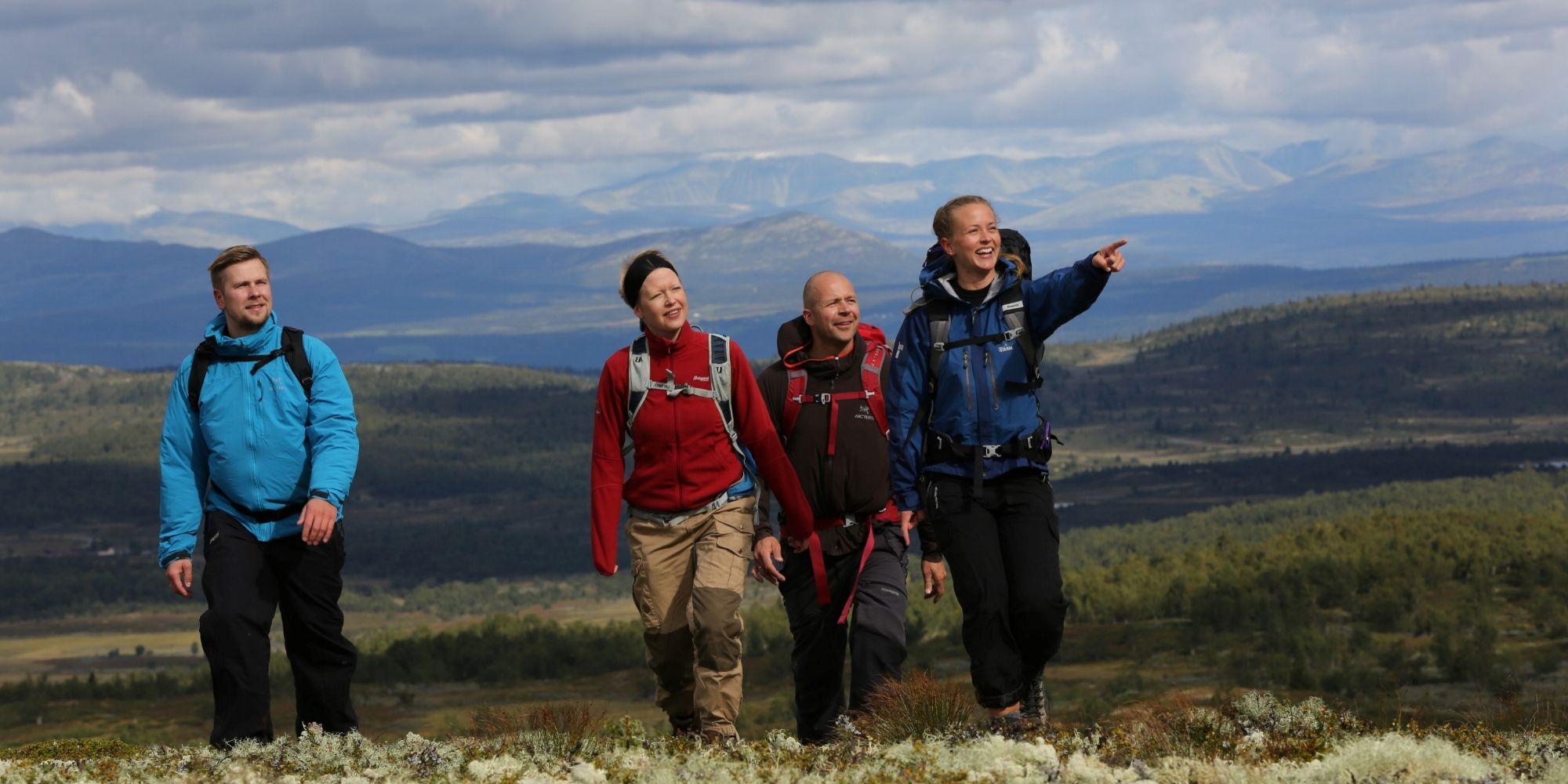 People hiking in the mountains at Skeikampen