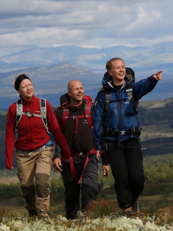 People hiking in the mountains at Skeikampen