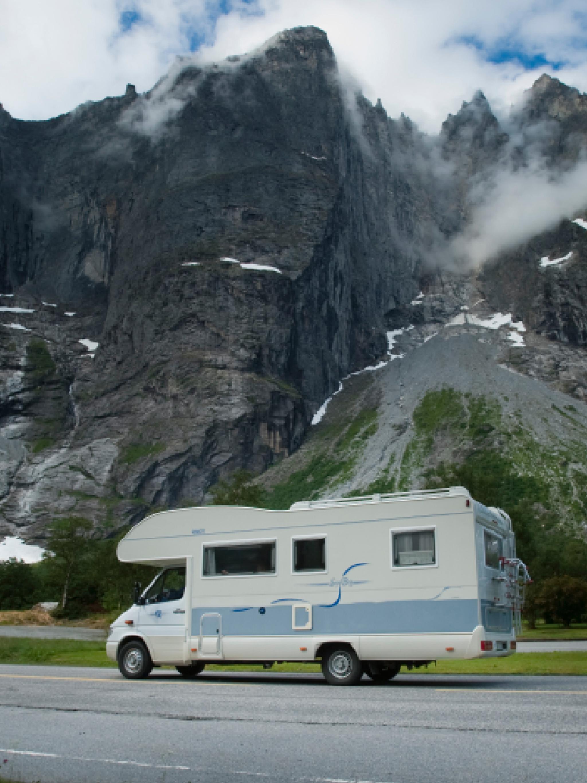 En bobil kjører forbi trollveggen i Norge.
