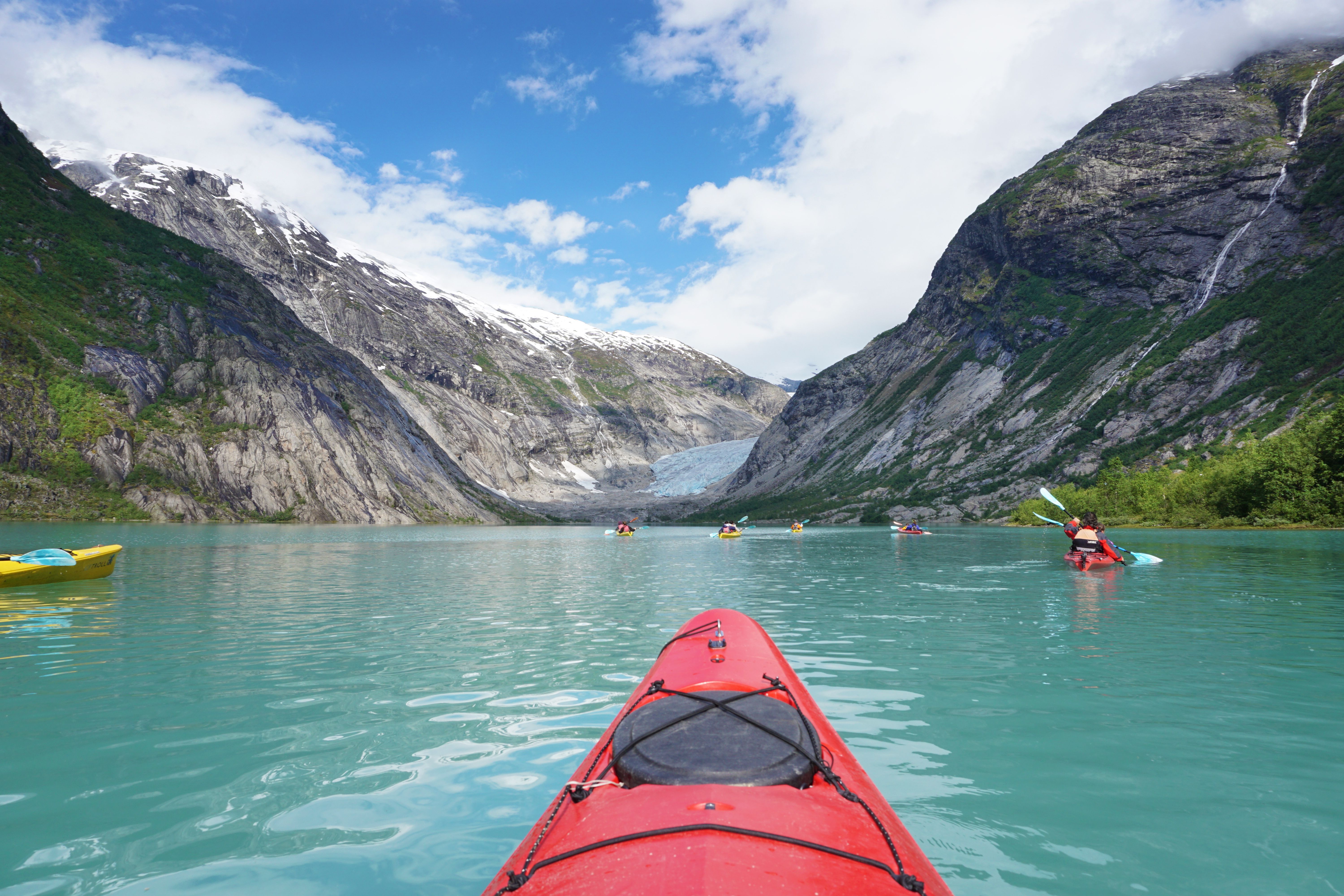 Imagen del extremo de un kayak navegando frente a un glaciar en Jostedalen, la Noruega de los fiordos.