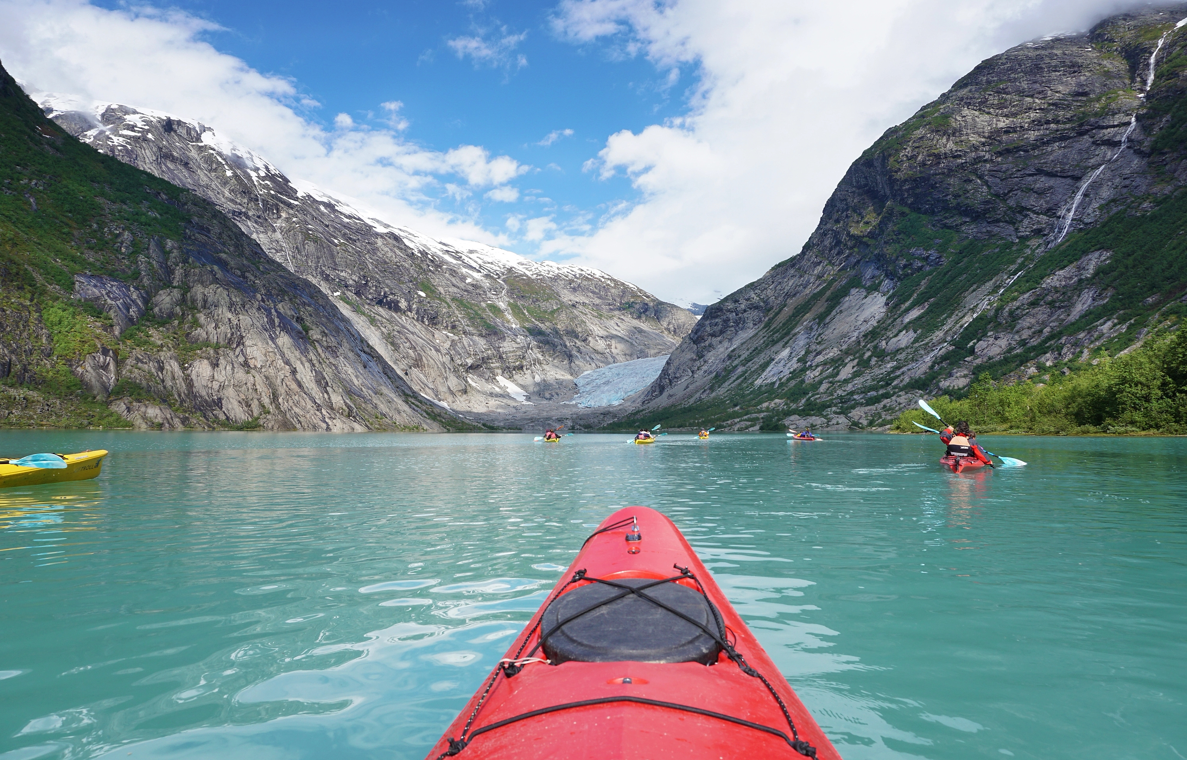 Étrave d’un kayak devant un glacier dans la vallée de Jostedalen, en Norvège des Fjords