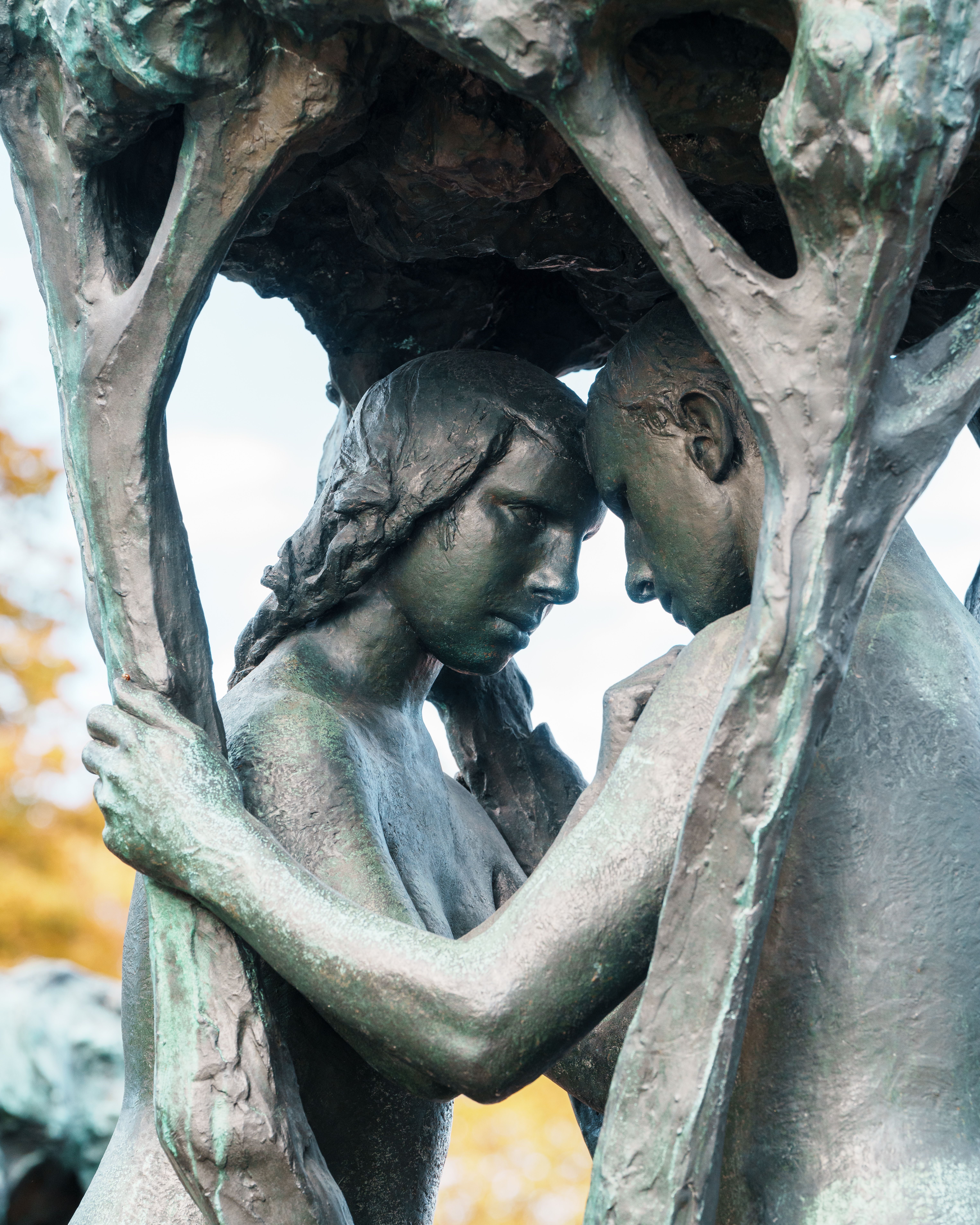 Sculptures of young couple around the fountain in the Vigeland Park