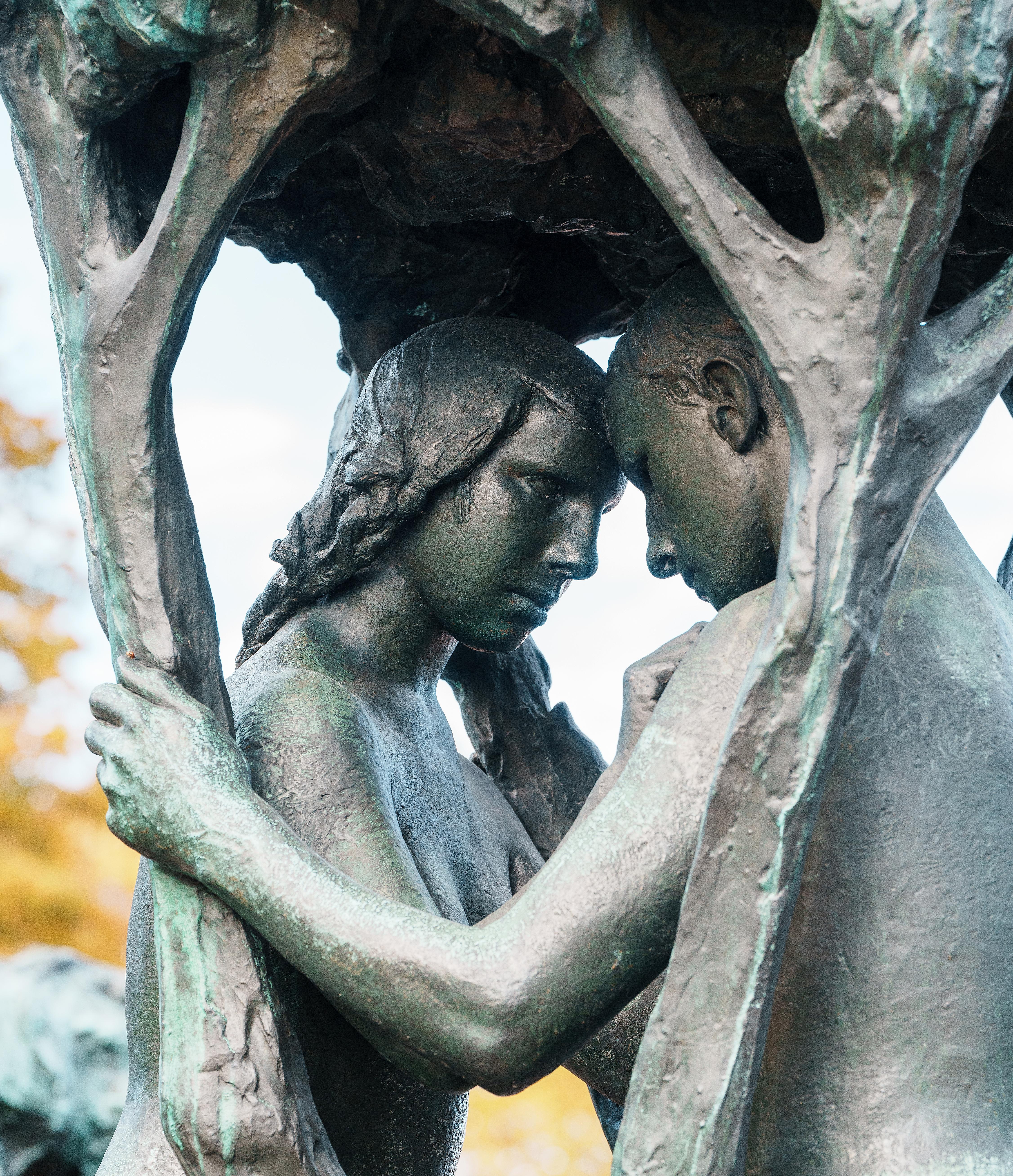 Sculptures of young couple around the fountain in the Vigeland Park