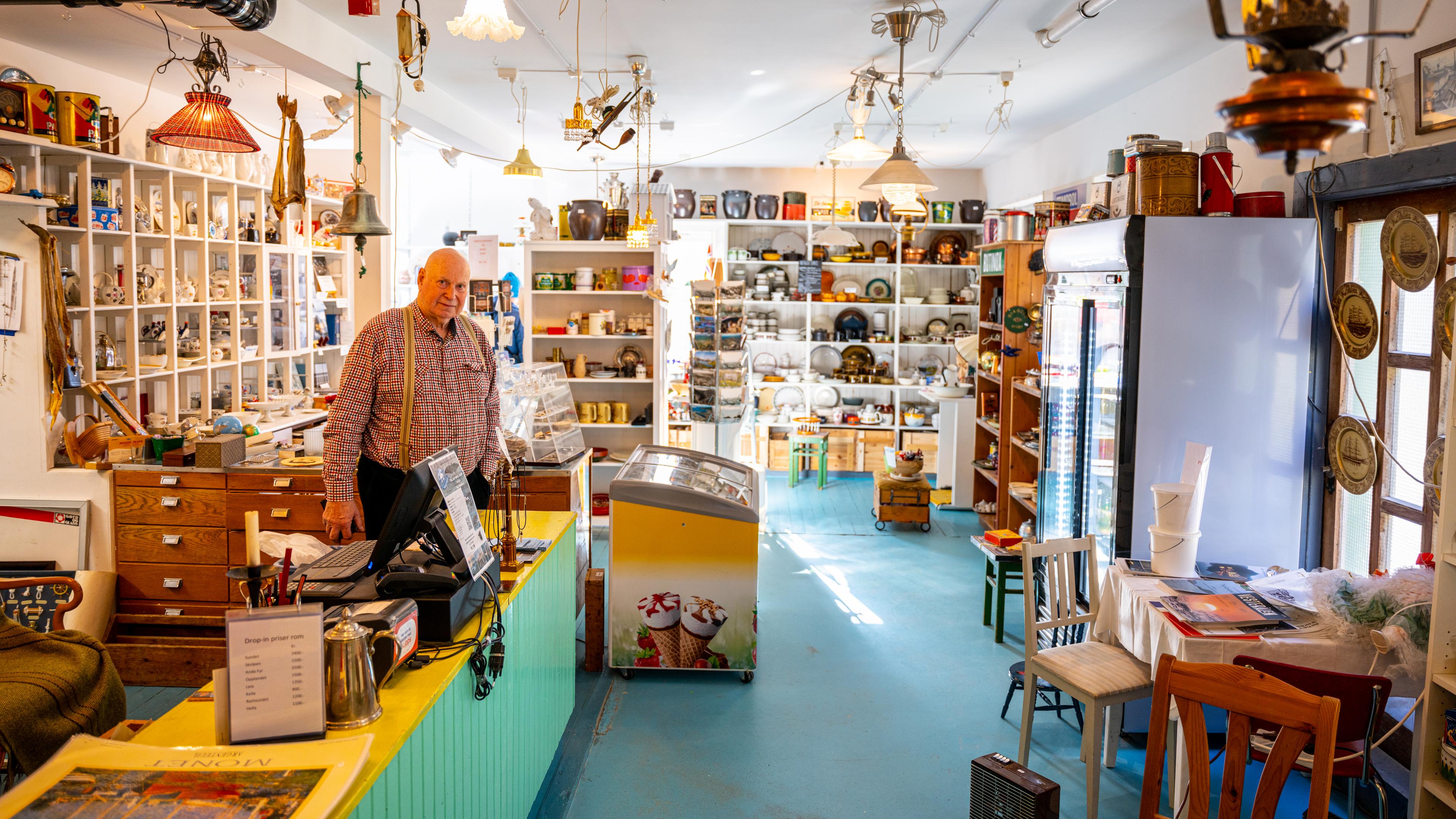 Delpen Bokcafe - book shop and antique shop in Nyksund