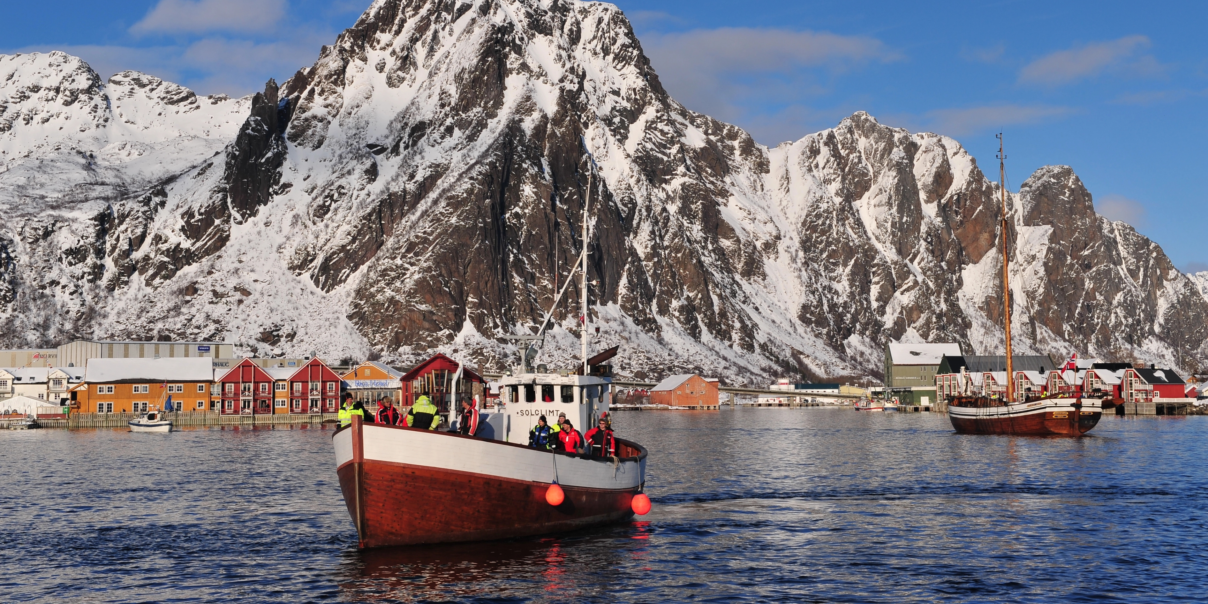 En fiskebåt i VM i skreifiske i Lofoten i Nord-Norge