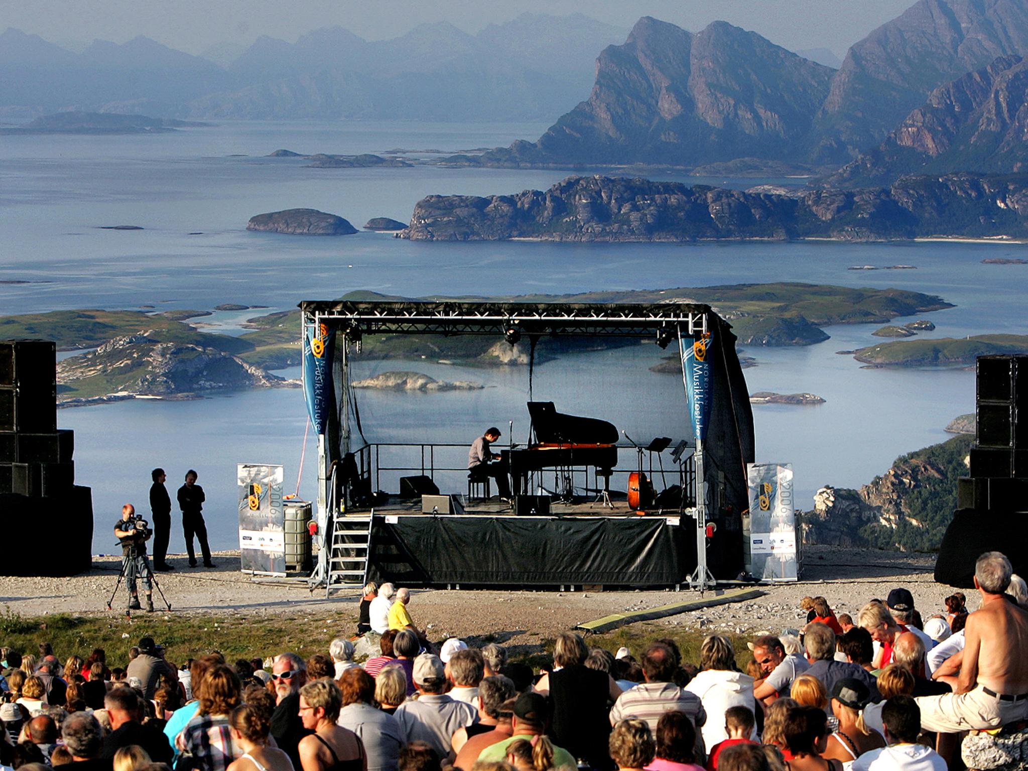 People watching an outdoor piano concert on Mount Keiservarden in Bodø