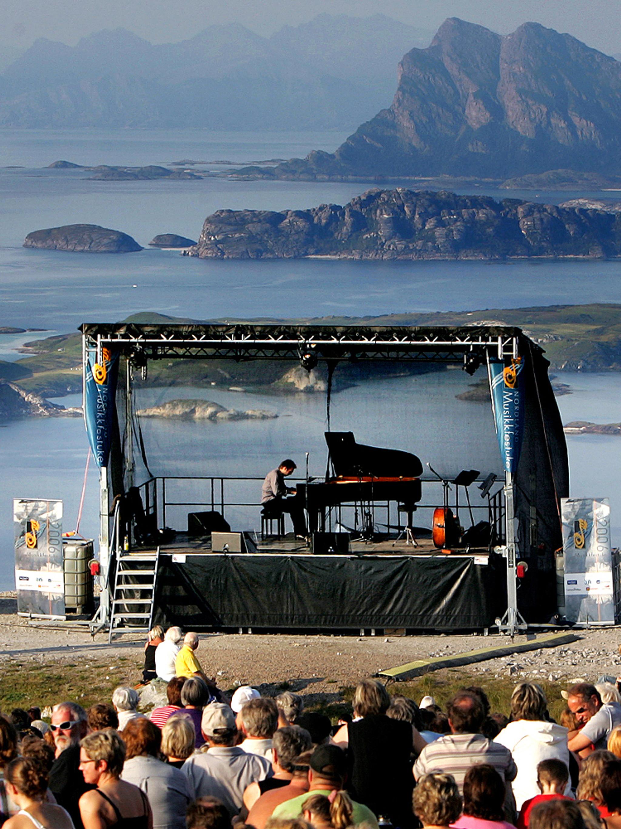 People watching an outdoor piano concert on Mount Keiservarden in Bodø