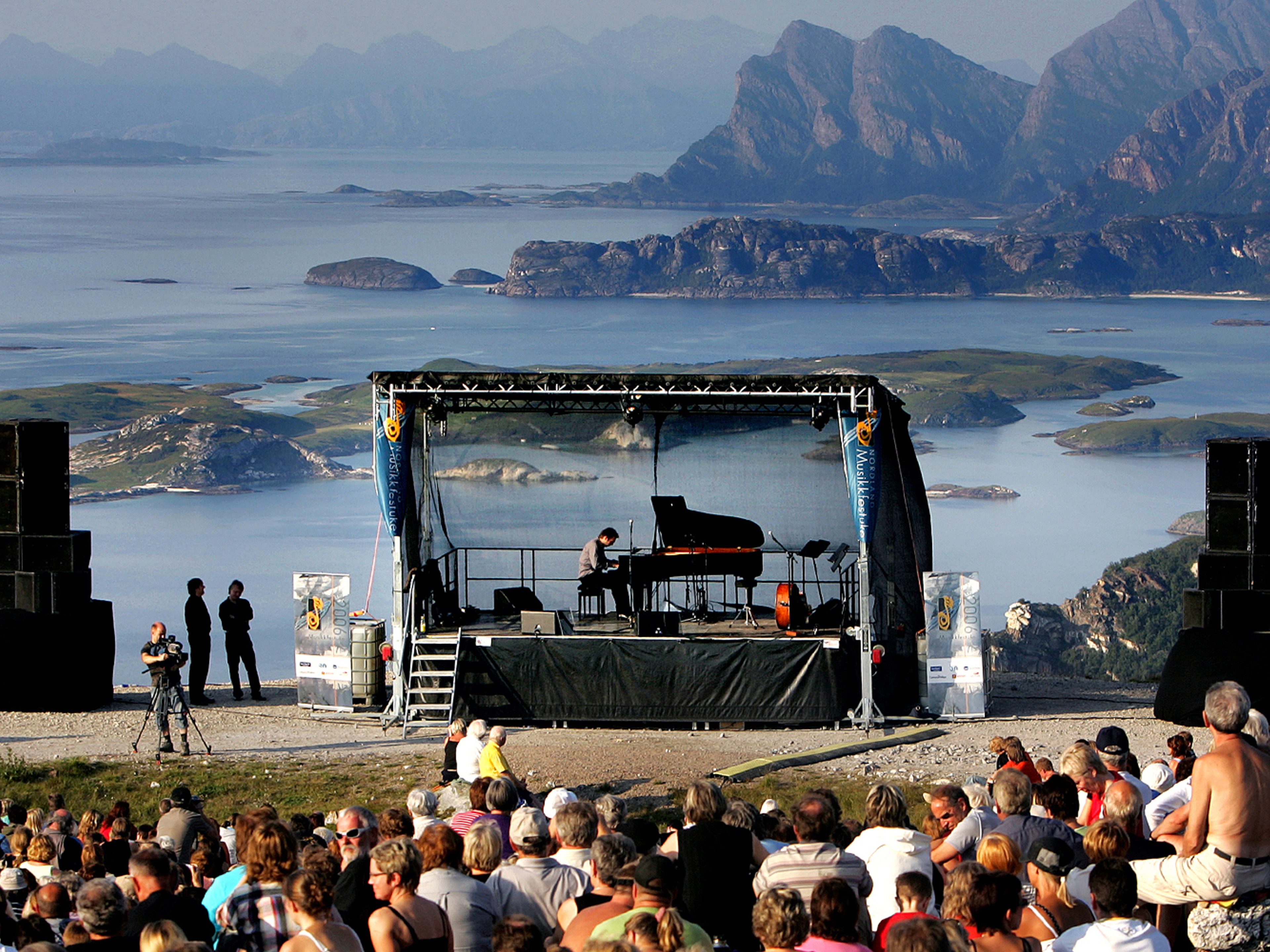 People watching an outdoor piano concert on Mount Keiservarden in Bodø