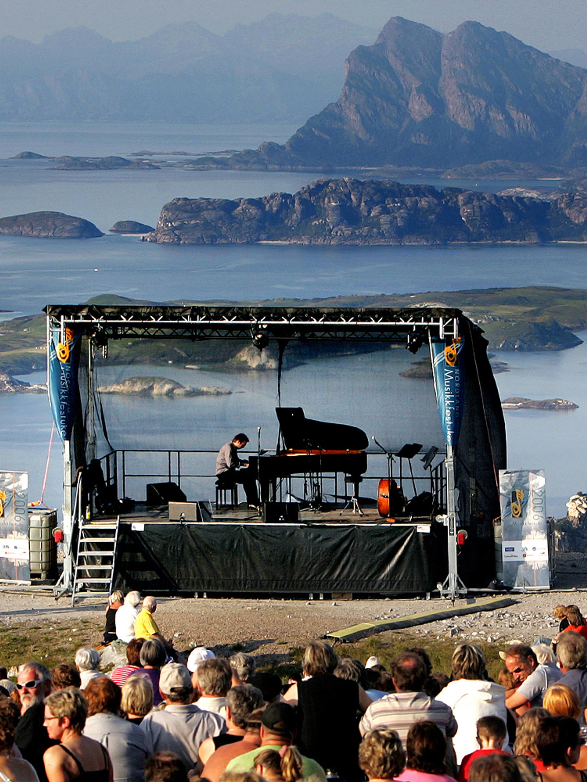 En utendørskonsert på Keiservarden under Nordland musikkfestuke i Bodø