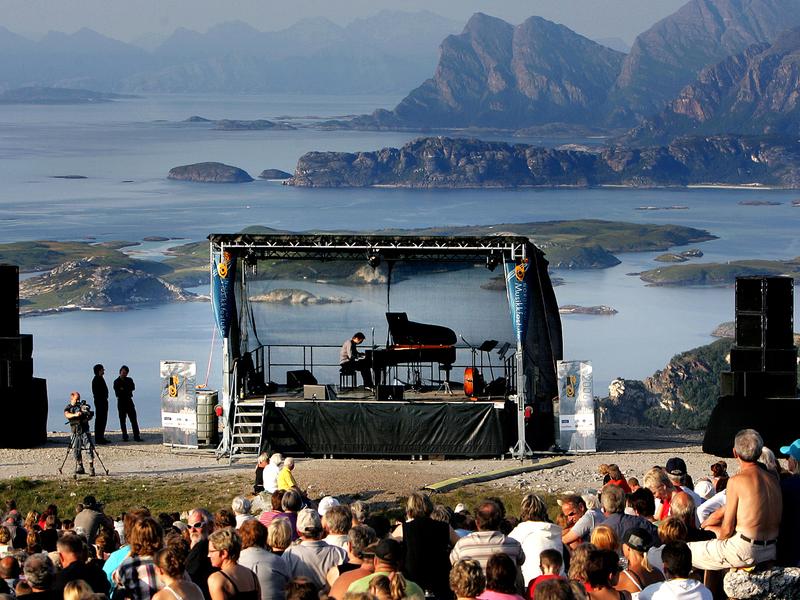 En utendørskonsert på Keiservarden under Nordland musikkfestuke i Bodø