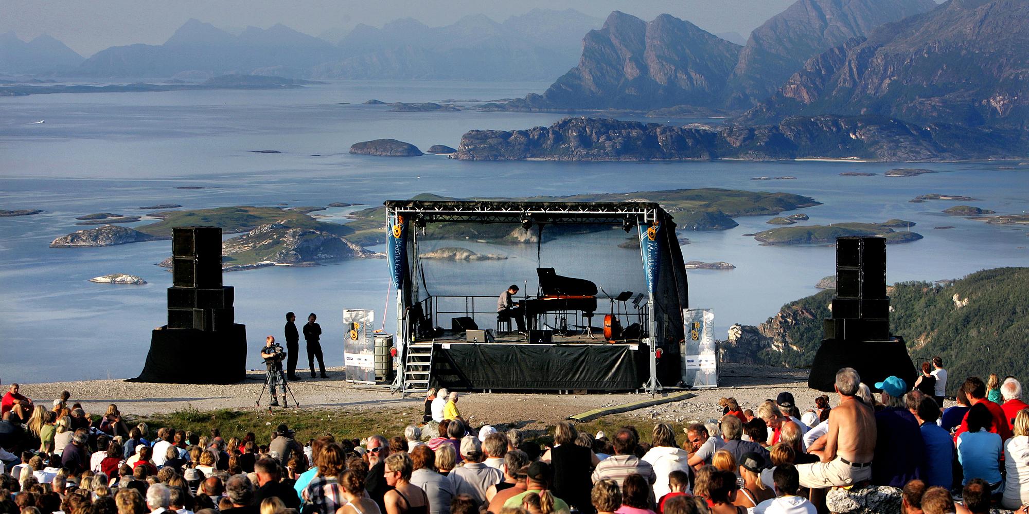 People watching an outdoor piano concert on Mount Keiservarden in Bodø