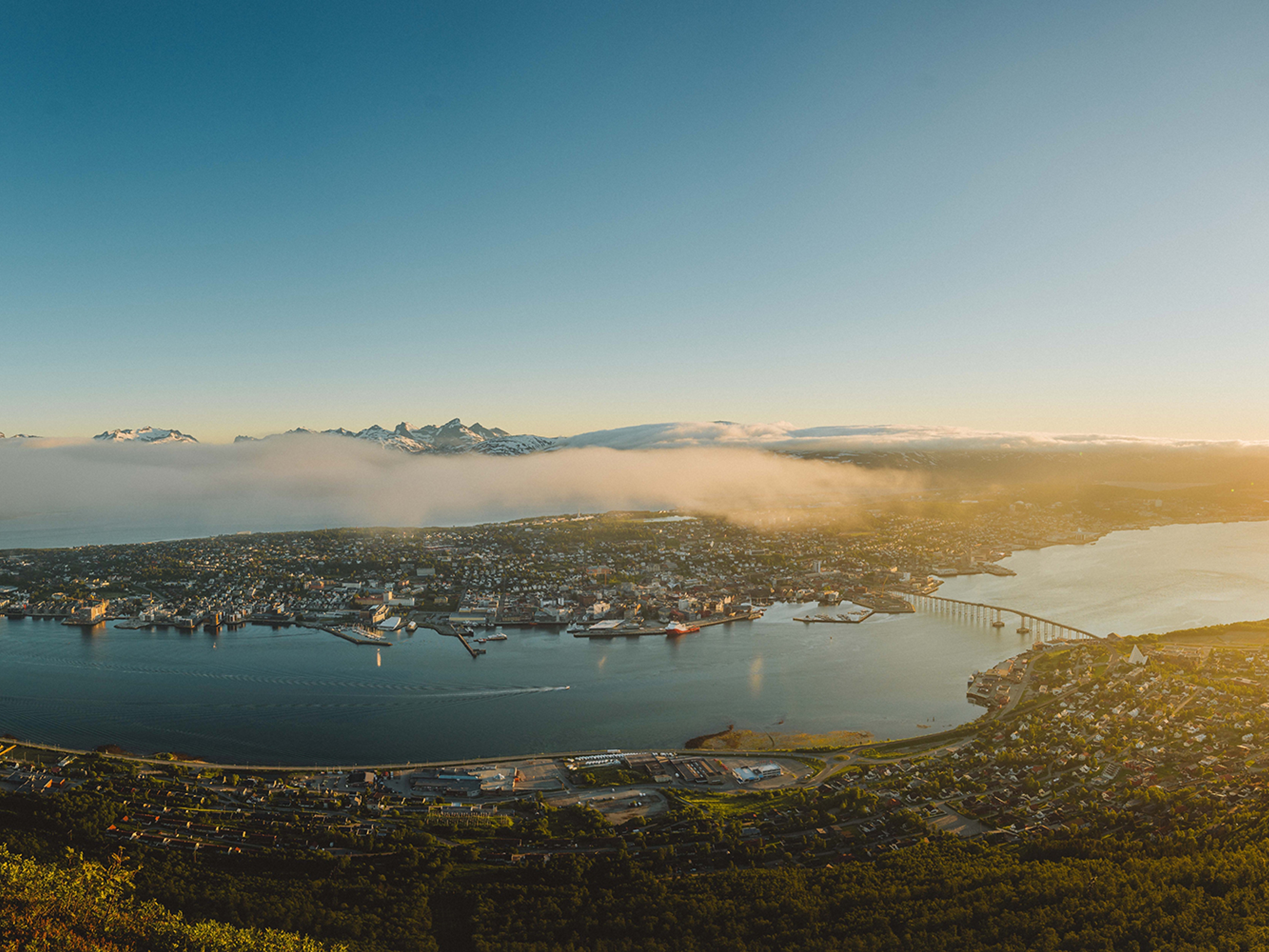 Tromsø i Nord-Norge i solnedgang