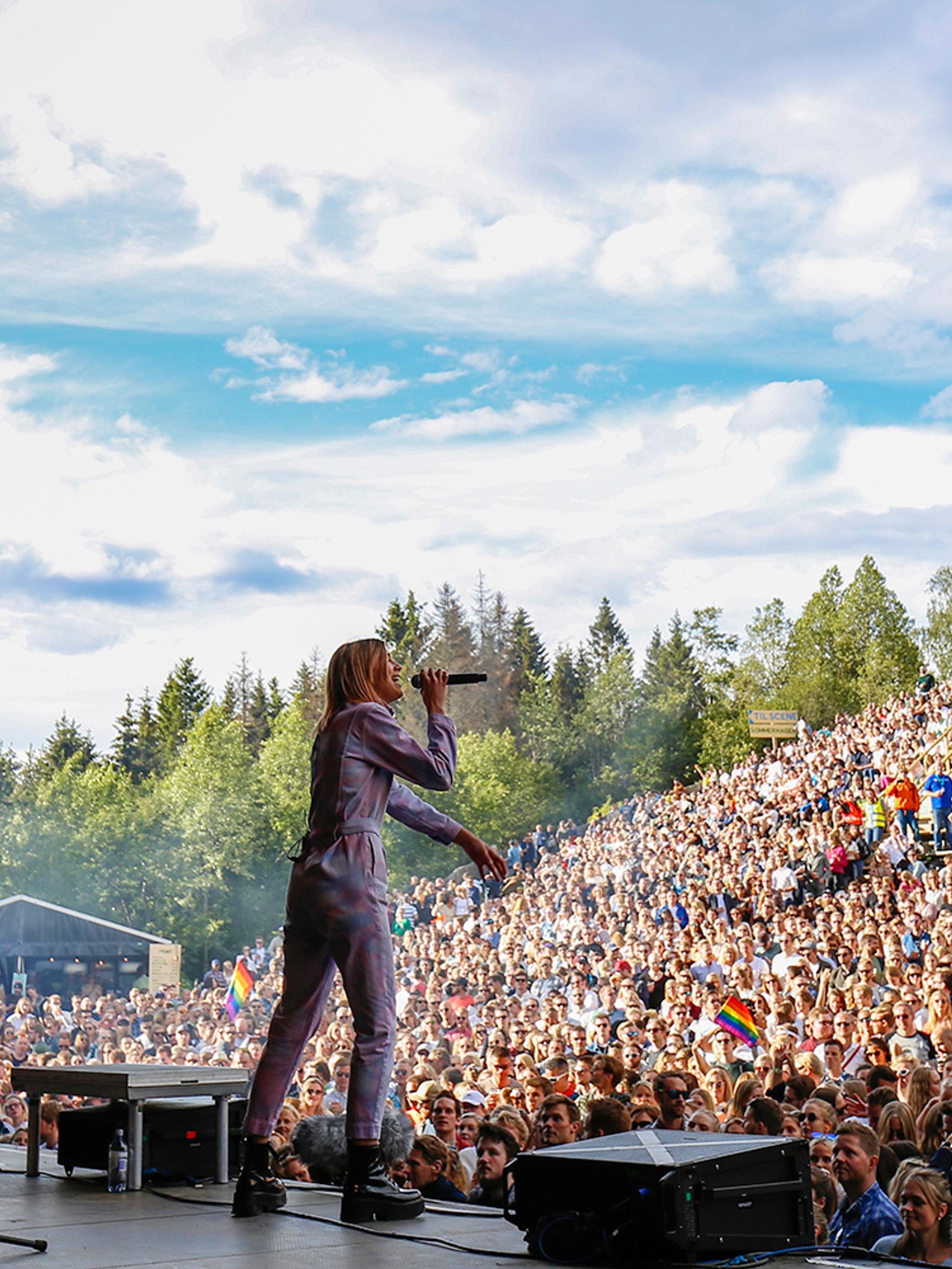 En artist står på scenen foran et stort publikum på musikkfestivalen OverOslo på Grefsenkollen, Østlandet