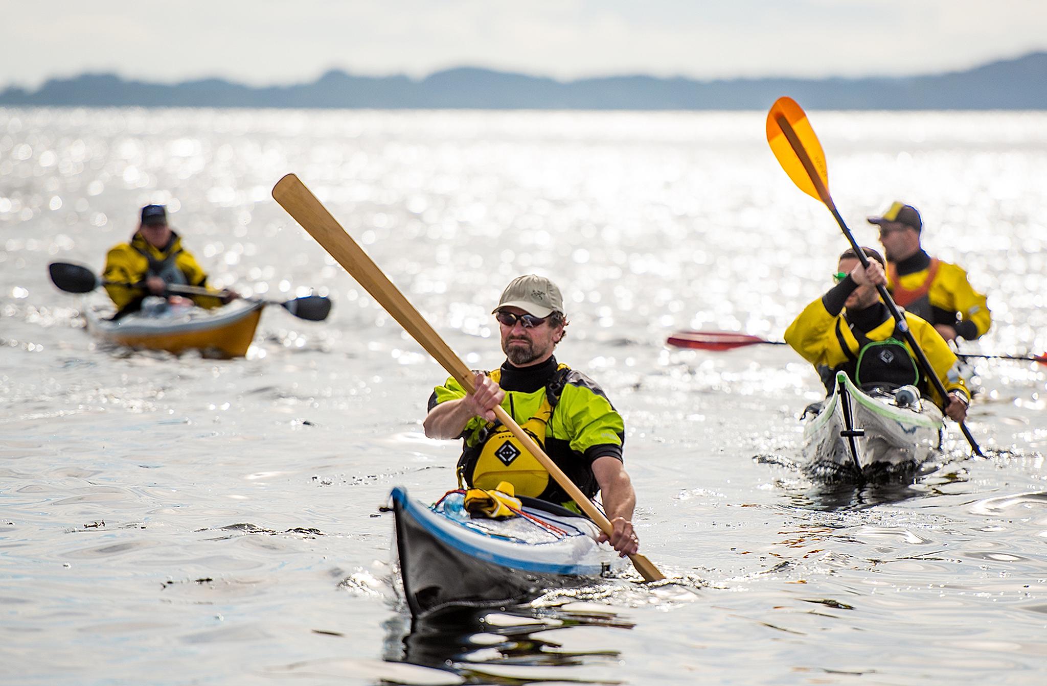 En grupp paddlar kajak utanför Sotra i regionen Fjord Norge (Vestlandet)