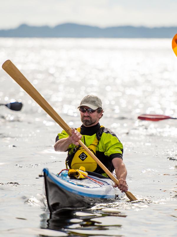 En gruppe mennesker padler kajakk utenfor Sotra på Vestlandet, et av topp 10 steder å padle kajakk i Norge