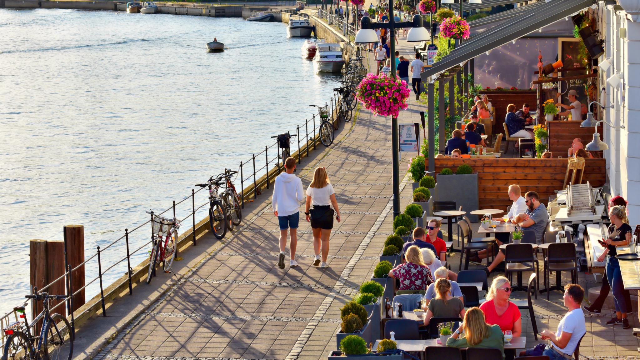 Myldrende folkeliv på brygga i Fredrikstad på Østlandet