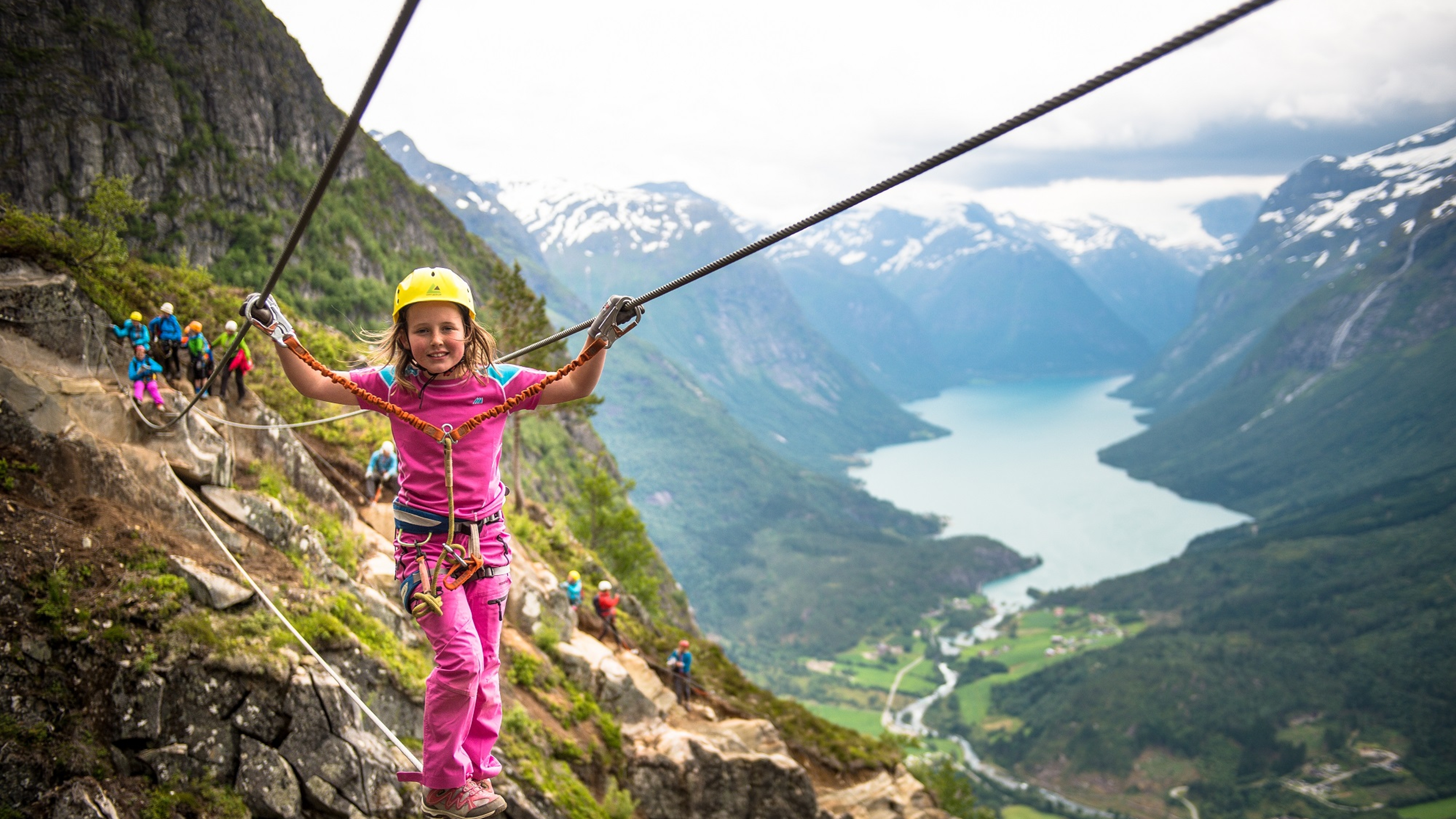 Jente klatrer Via Ferrata Loen