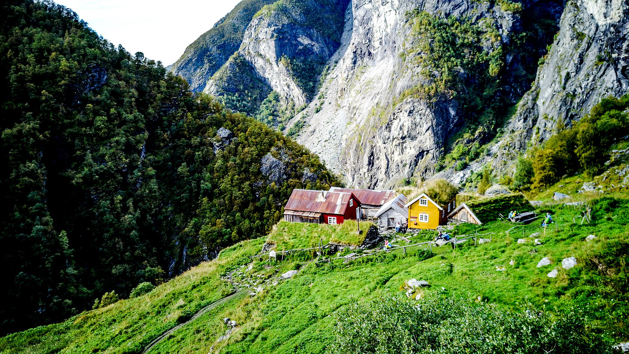 Vista de una granja de montaña en el valle de Aurlandsdalen, en la Noruega de los fiordos.