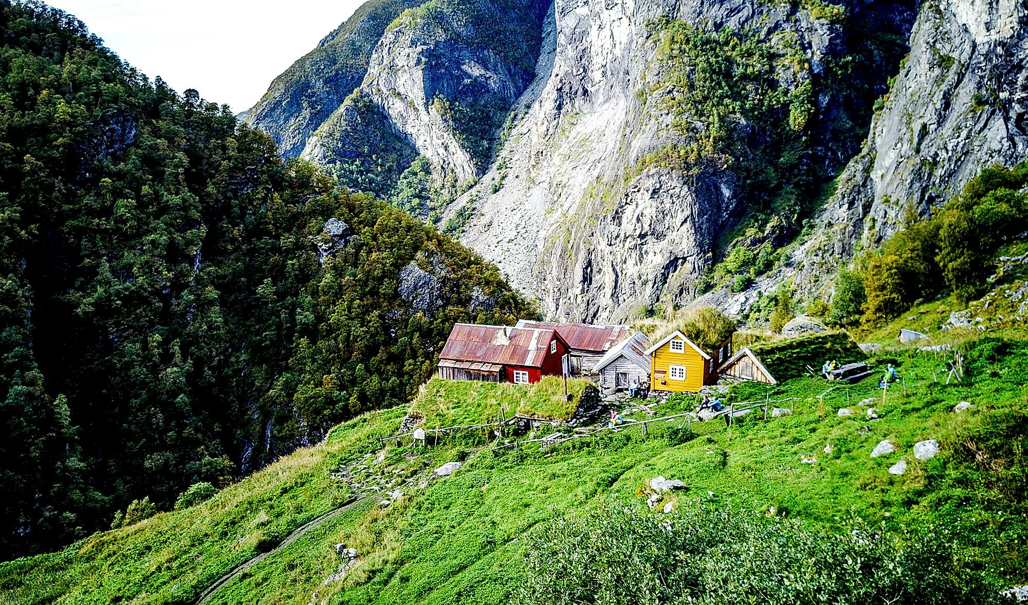 Vista de una granja de montaña en el valle de Aurlandsdalen, en la Noruega de los fiordos.