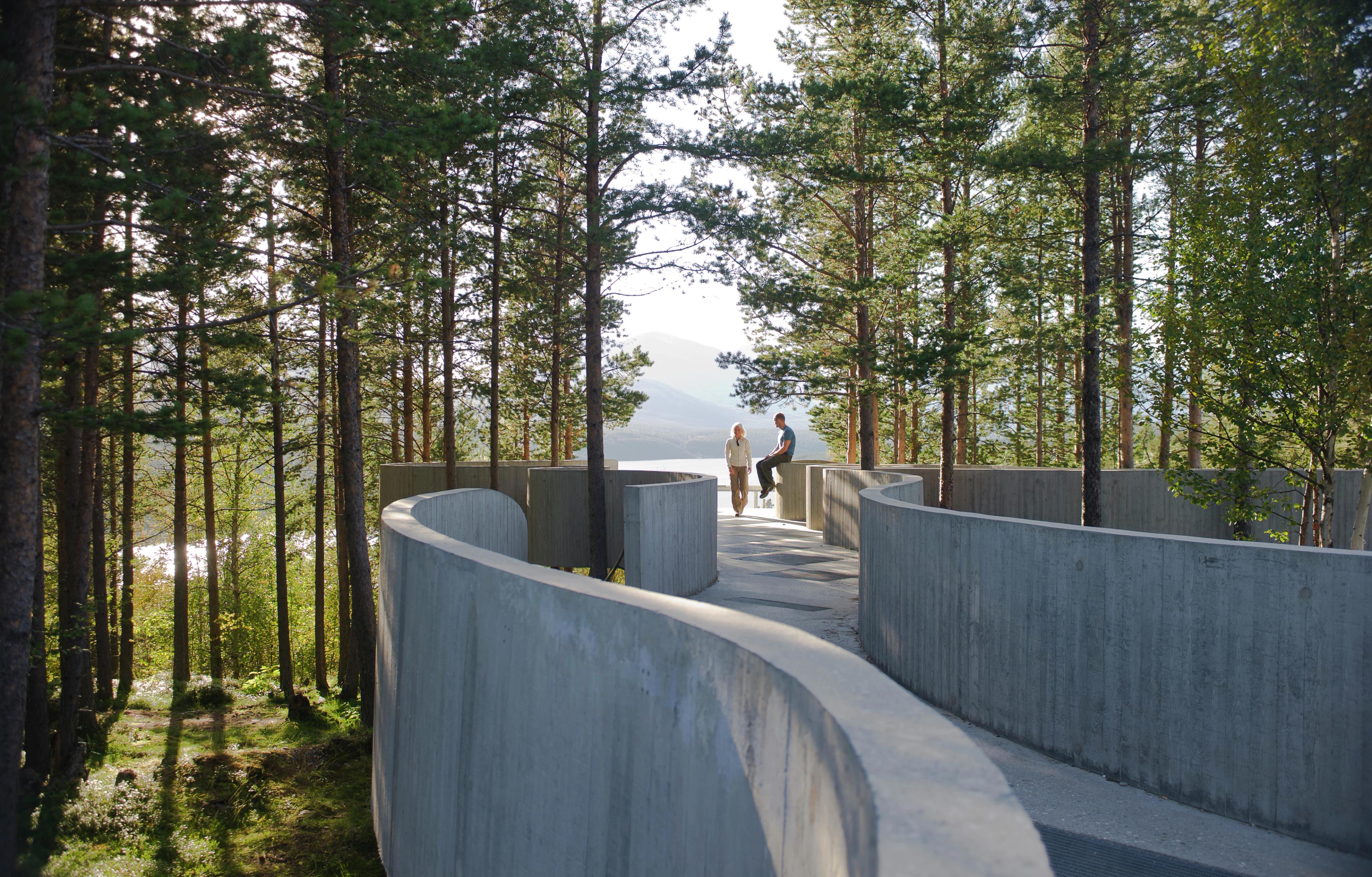 Two people looking at the view towards Rondane from Sohlbergplassen viewpoint on Norwegian Scenic Route Rondane
