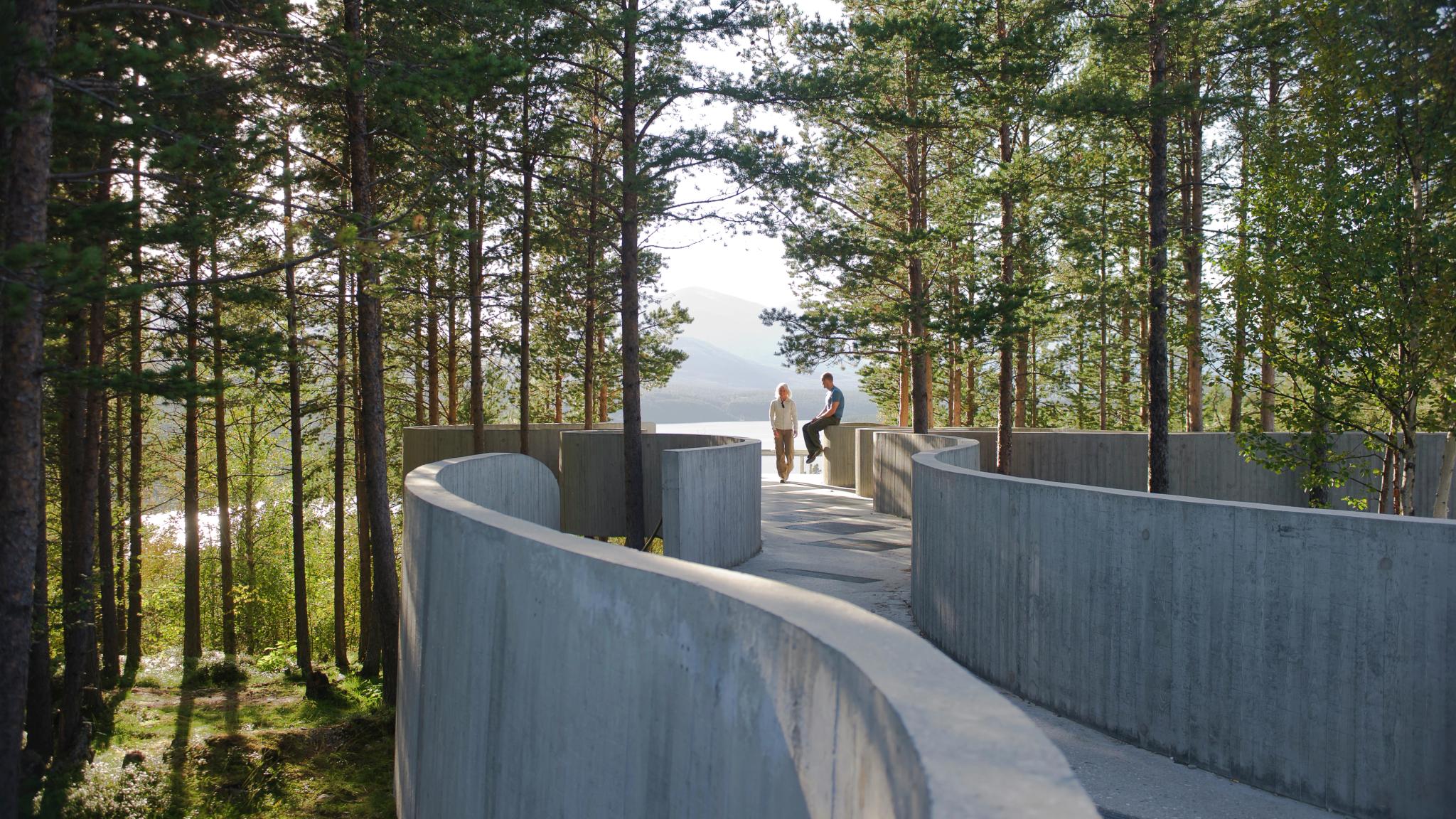Two people looking at the view towards Rondane from Sohlbergplassen viewpoint on Norwegian Scenic Route Rondane
