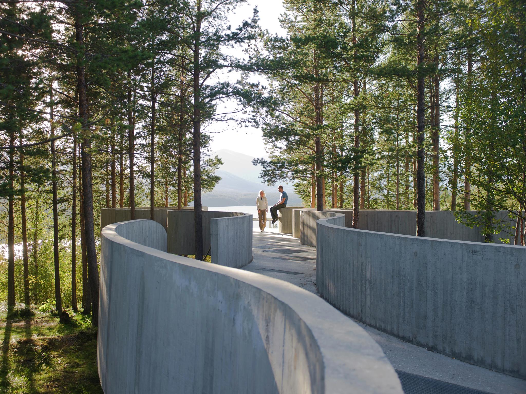 Two people looking at the view towards Rondane from Sohlbergplassen viewpoint on Norwegian Scenic Route Rondane