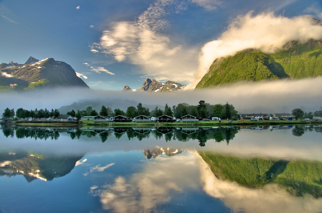 Åndalsnes camping med speilbilde i vannet