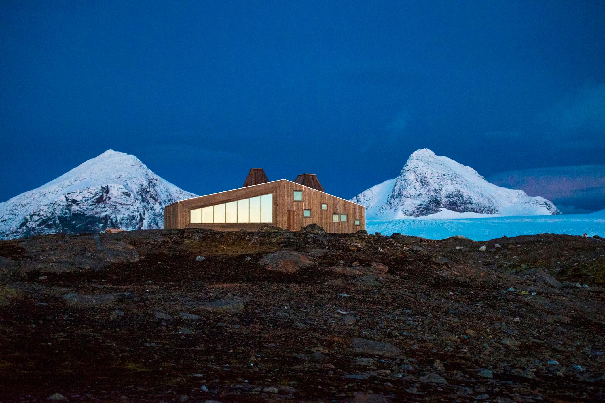 The Rabothytta cabin in Helgeland with snowcapped mountains in the background