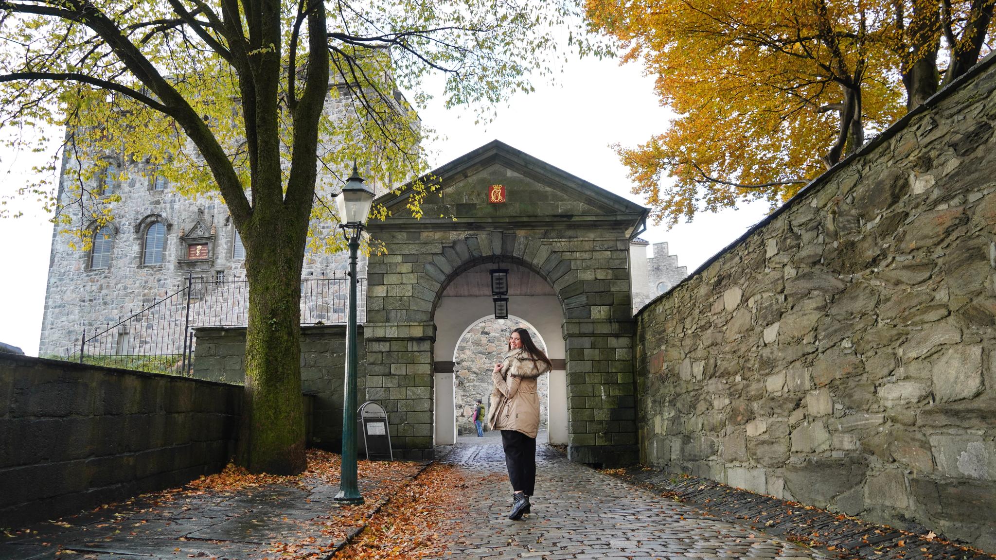 Woman in front of a fortress
