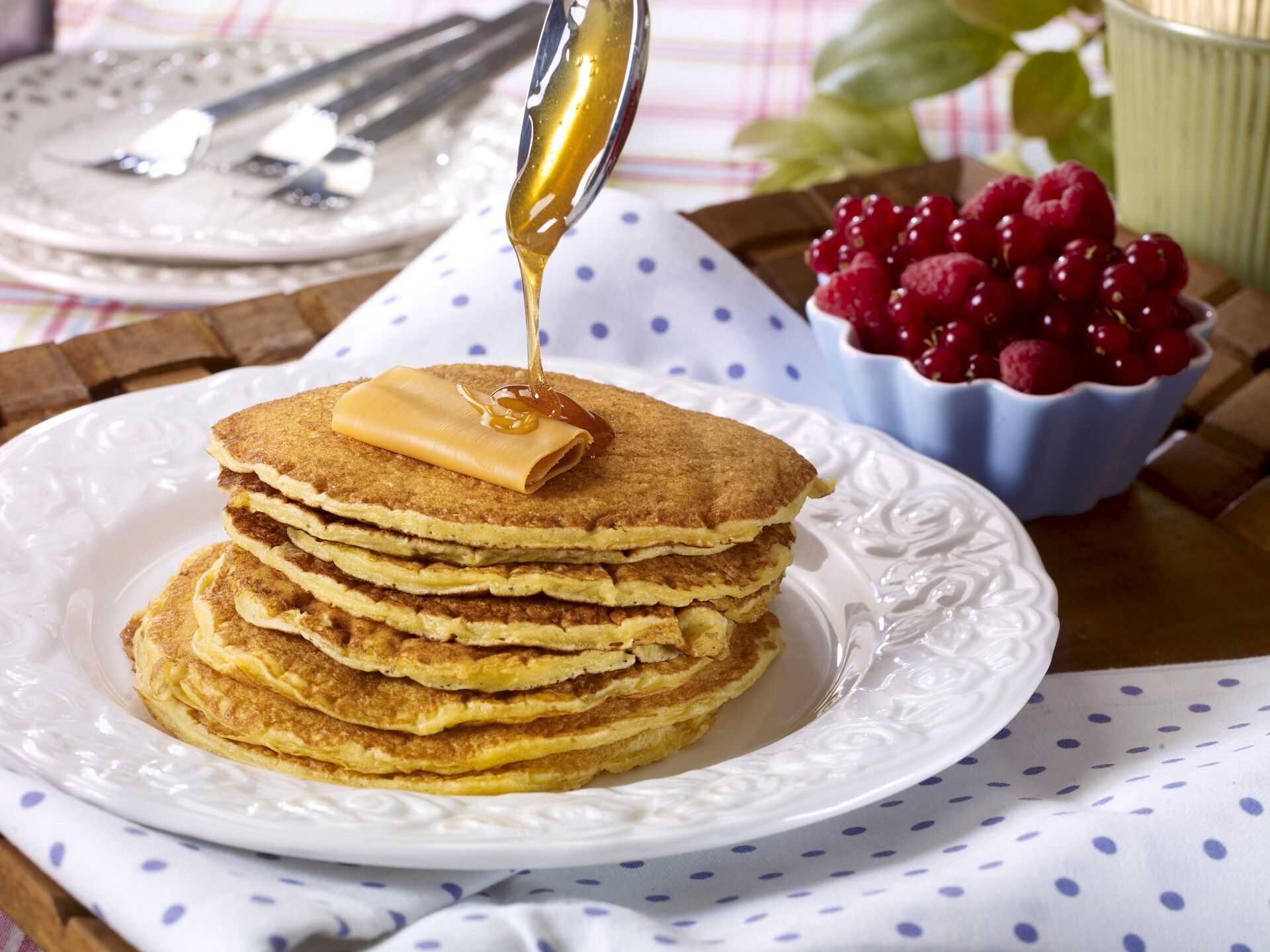 Norwegian sveler on a plate, with brown cheese and berries.
