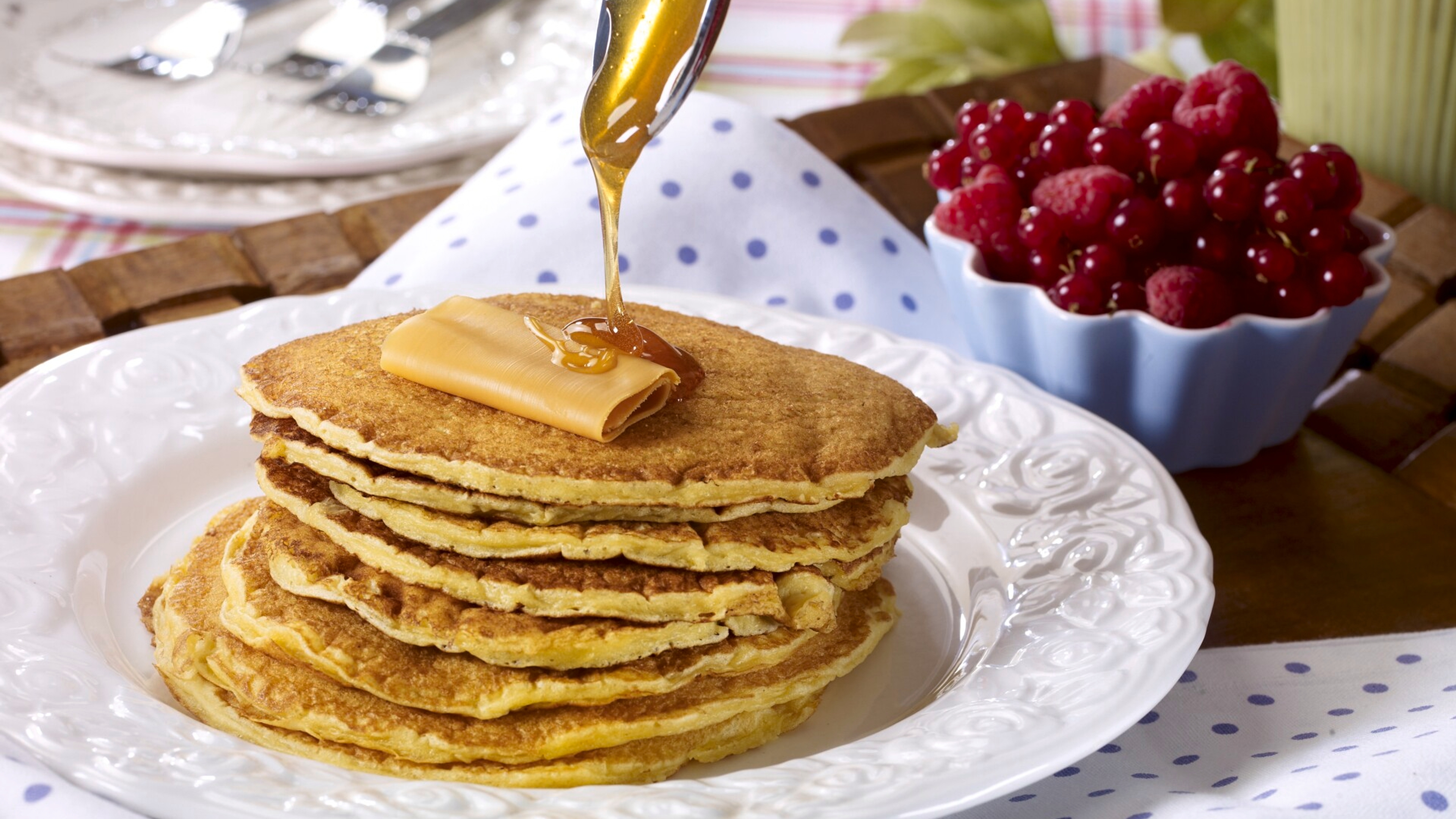 Norwegian sveler on a plate, with brown cheese and berries.